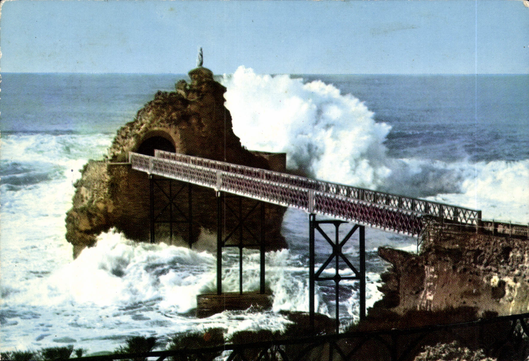 CPM Biarritz La Tempete au Rocher de la Vierge 