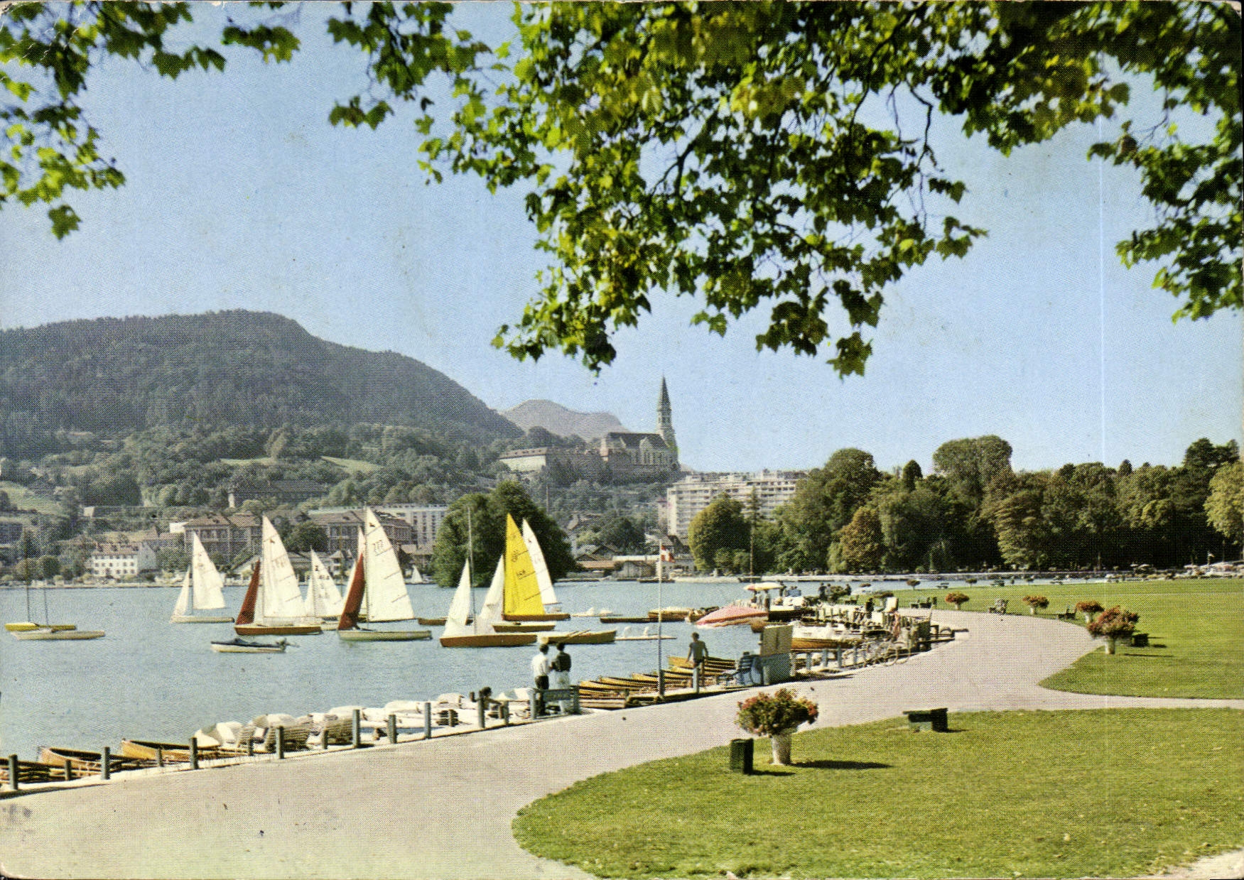 CPM Annecy La Paquier et la basilique de la Visitation Bateaux