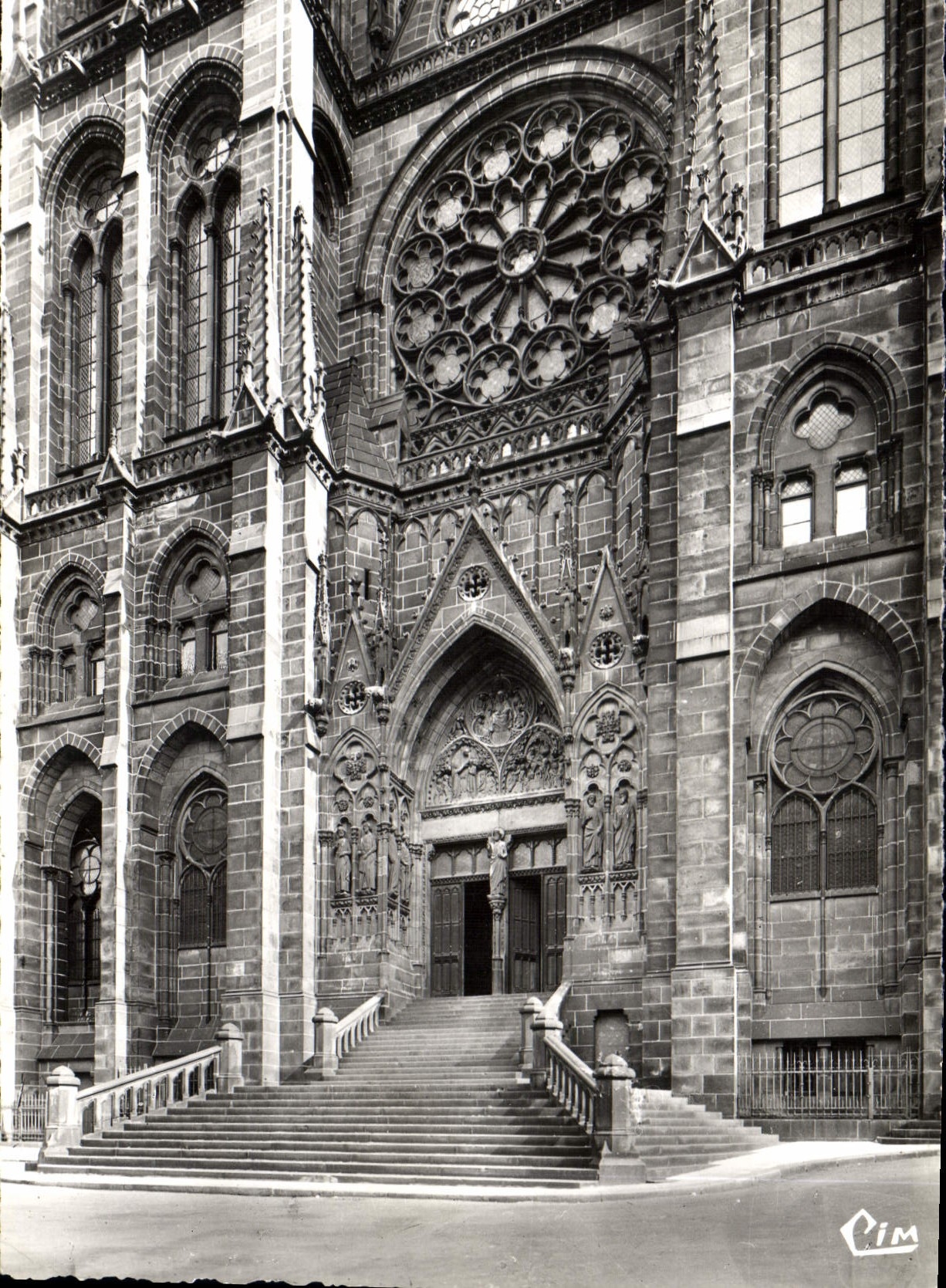 CPM Clermont Ferrand P de D Portail Ouest de la Cathedrale 