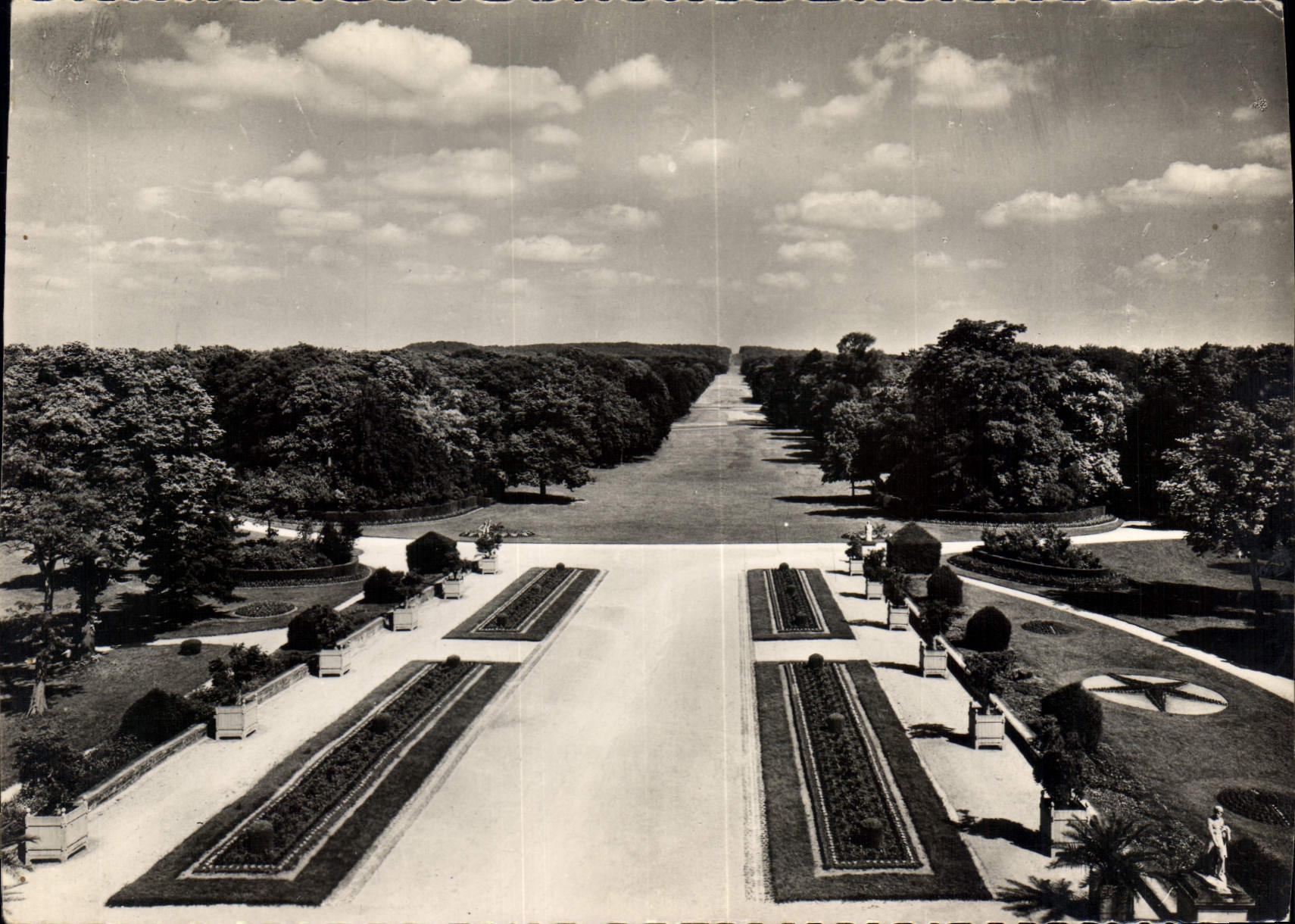 CPM Compiegne Le Parc L'Allee des Beaux Morts 