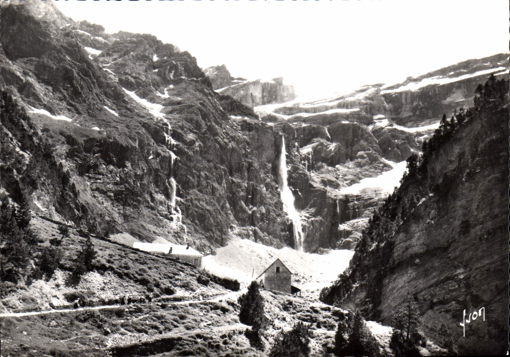 CPM Cirque de Gavarnie Htes Pyrenees l'Entree et l'Hotel du Cirque 
