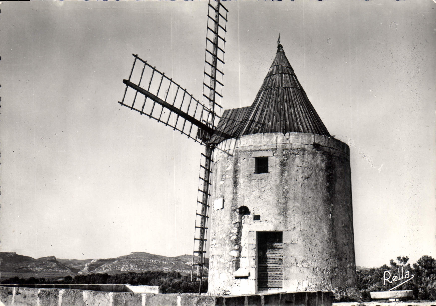 CPM La Provence Fontvieille B du R Le Moulin de Daudet 