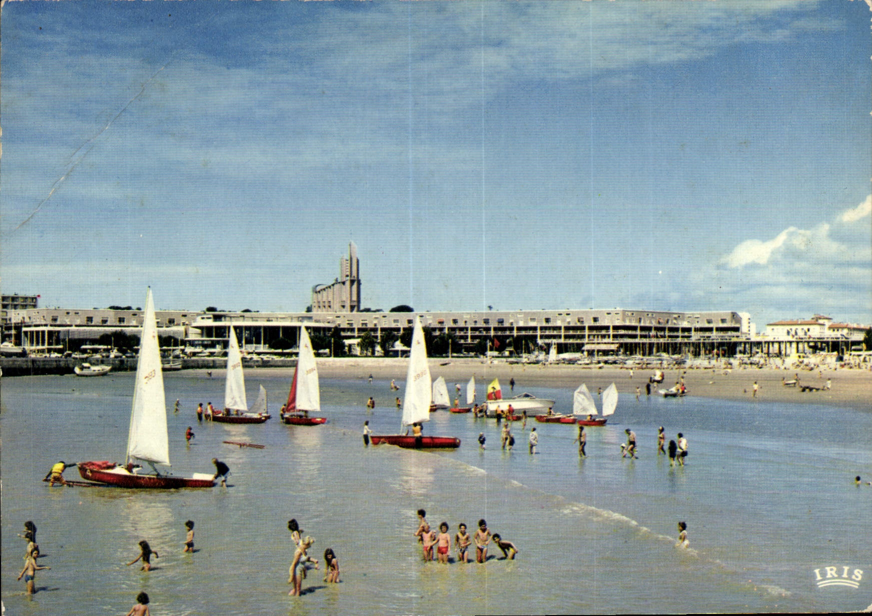 CPM Royan Cote de Beaute La Plage et le Front de Mer au fond de l'Eglise Notre Dame Catamarans