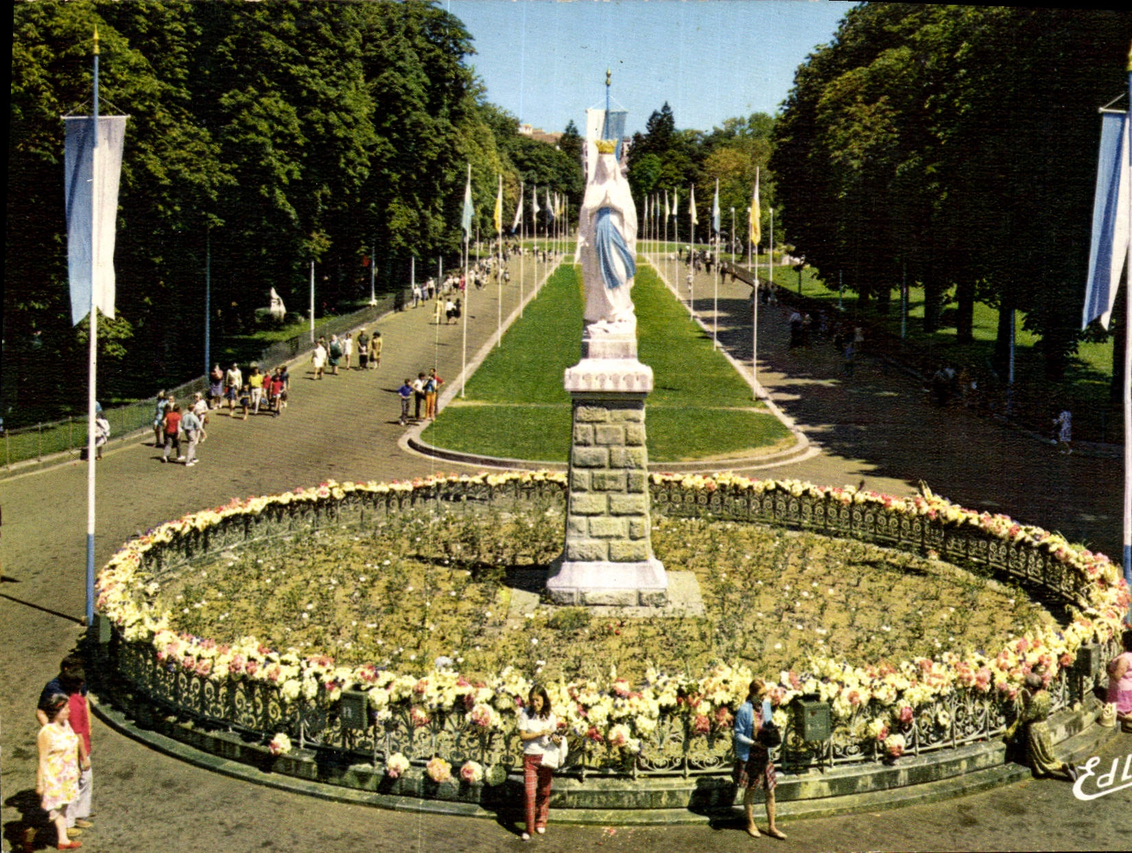 CPM Lourdes la Vierge Couronnee 