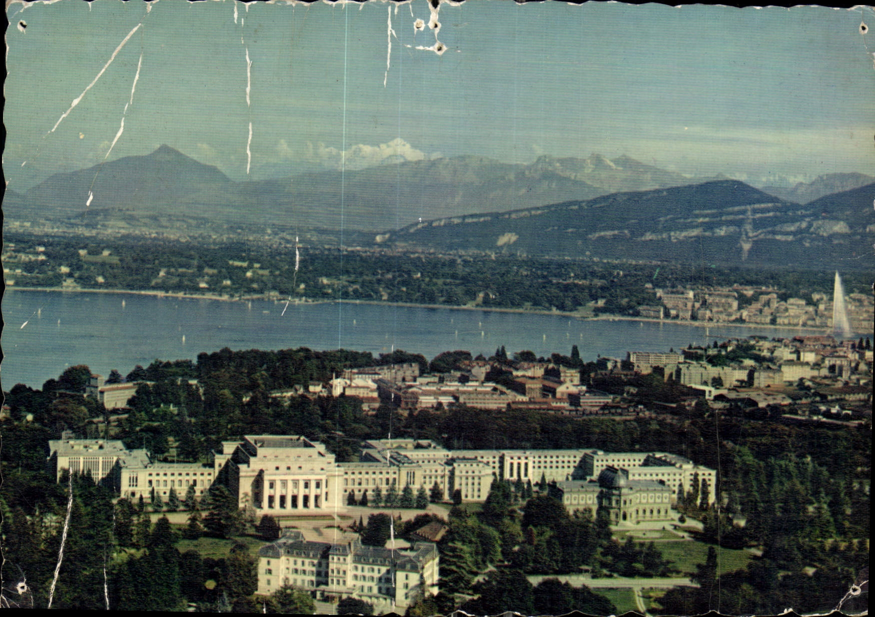 CPM Vue aerienne du Palais des Nations Unies et la Chaine du Mont Blanc 