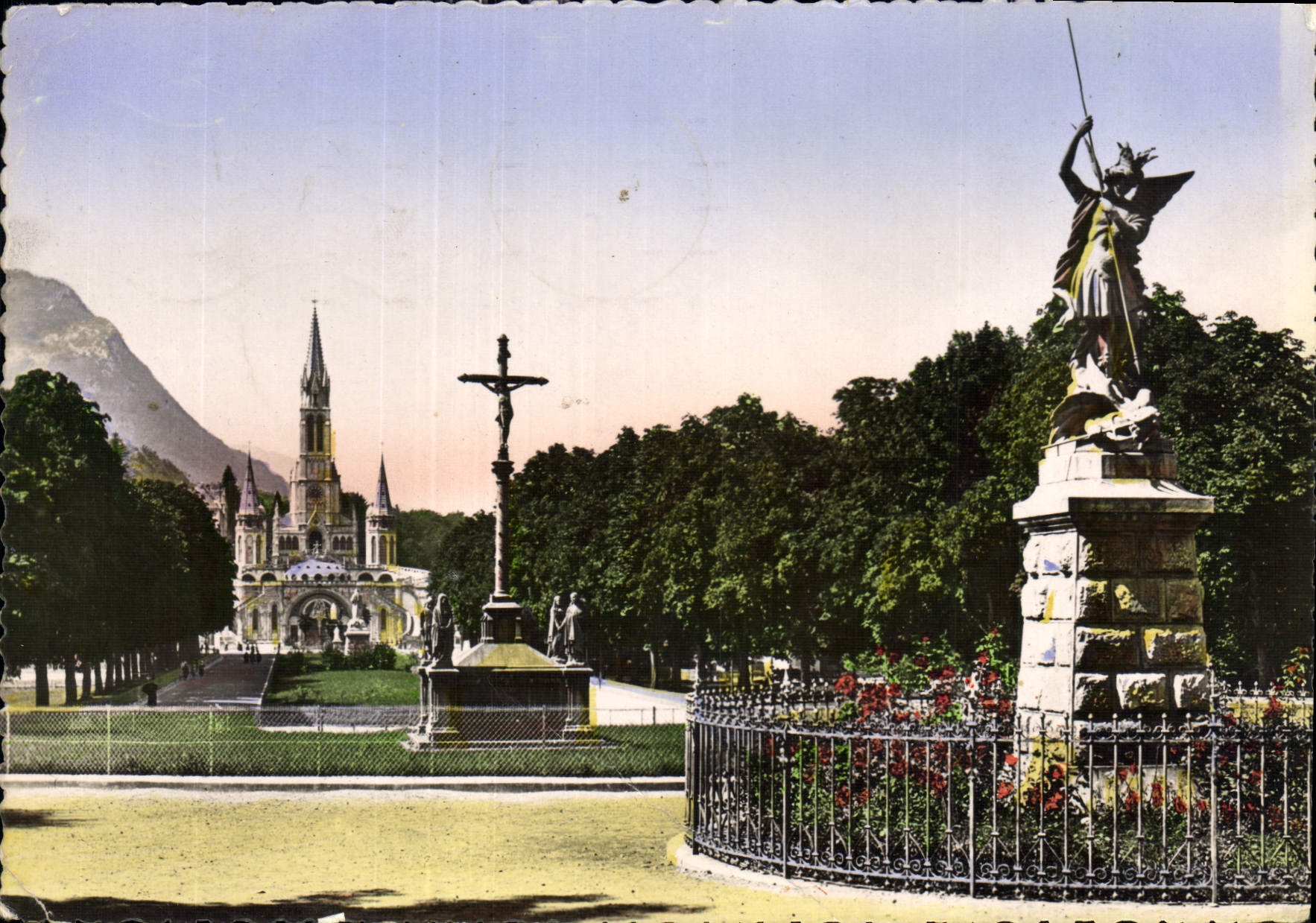 CPM Lourdes St Michel la Croix des Bretons et la Basilique 