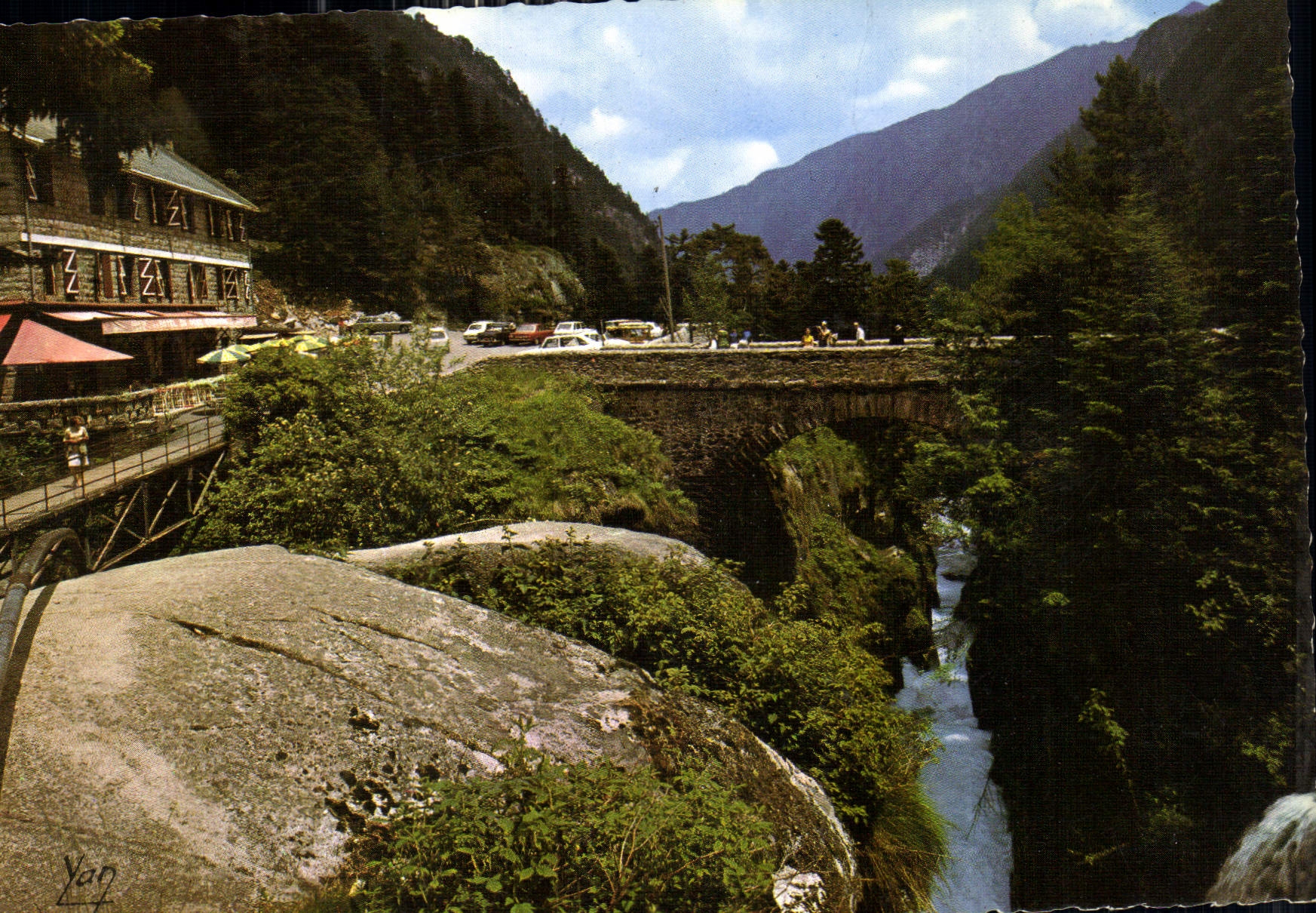 CPM Nos Belles pyrenees Cauterets le Pont d'Espagne et l'Hotel 