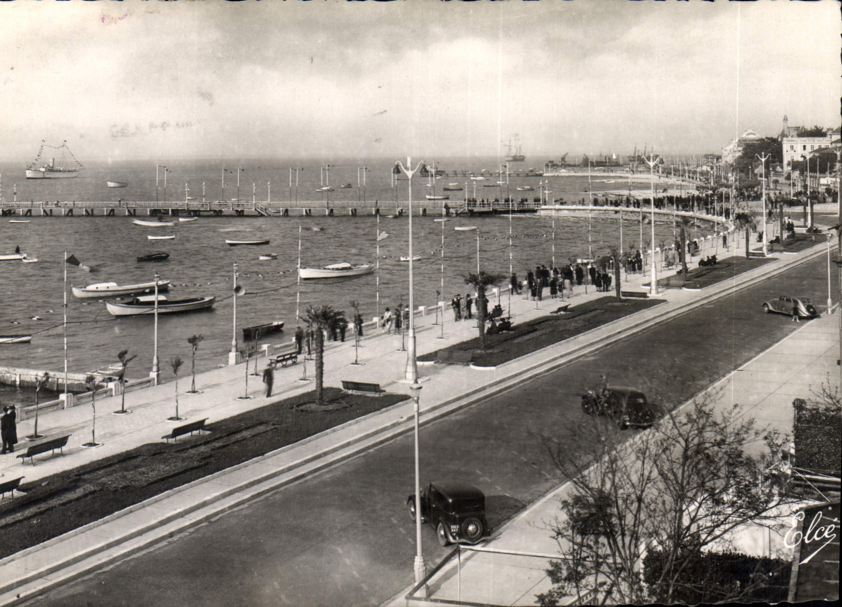 CPM Arcachon Gironde le Nouveau Boulevard Promenade et les Jetees Automobile
