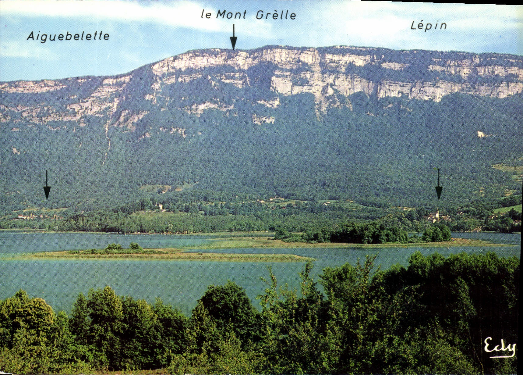 CPM Le Lac d'Aiguebelette Savoie les Iles en fond les villages d'Aiguebelette et de Lepin domines pa