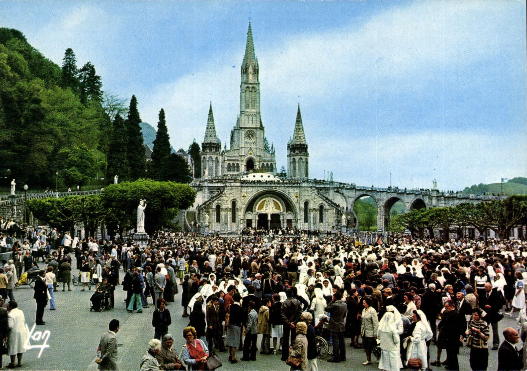 CPM Nos Belles Pyrenees Lourdes la Basilique 