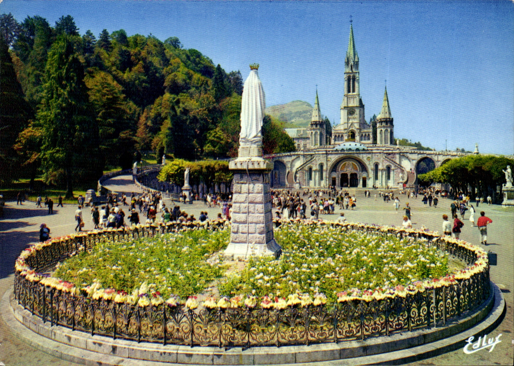 CPM Lourdes la Basiliqye et la Vierge Couronnee 