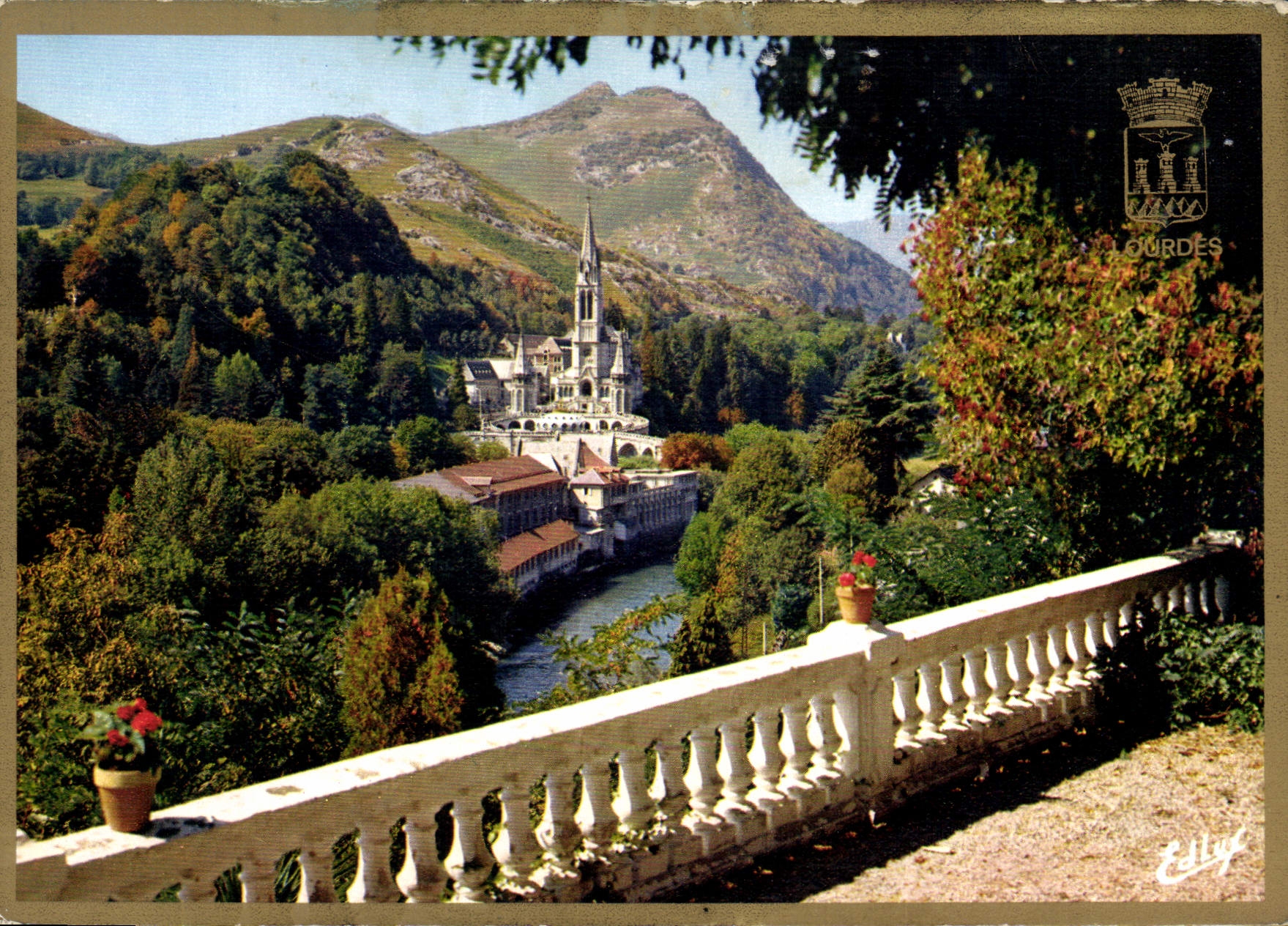 CPM Lourdes la Basilique et le Gave 