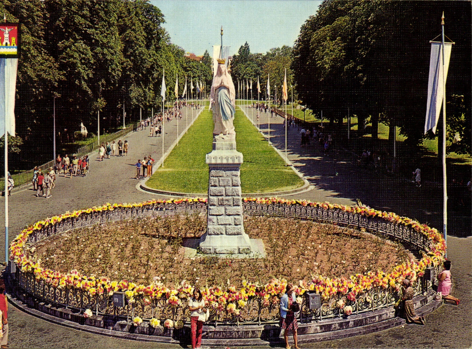 CPM Lourdes la Vierge Couronnee 