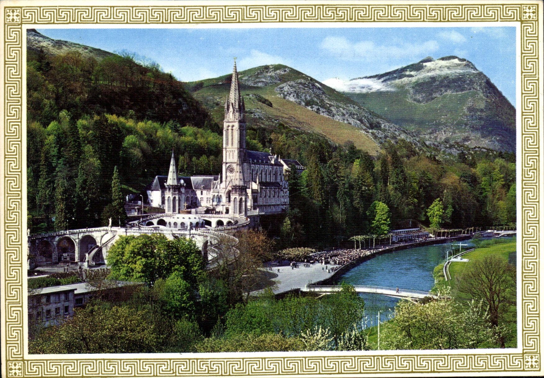 CPM Lourdes la Basilique le Gave 