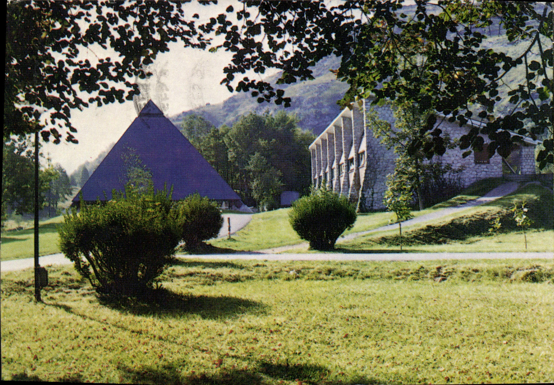 CPM Lourdes Cite Saint Pierre Secours Catholique Pavillon Pelerins et Cairn Saint Laurent 