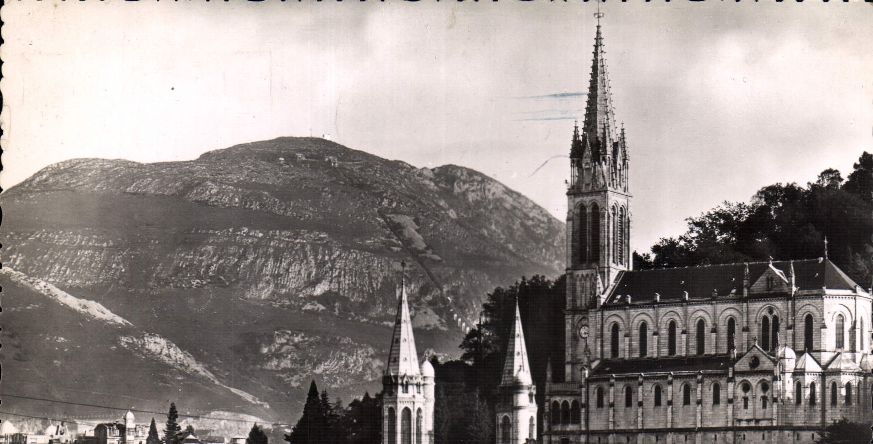 CPM Lourdes Hautes Pyrenees la Basilique 