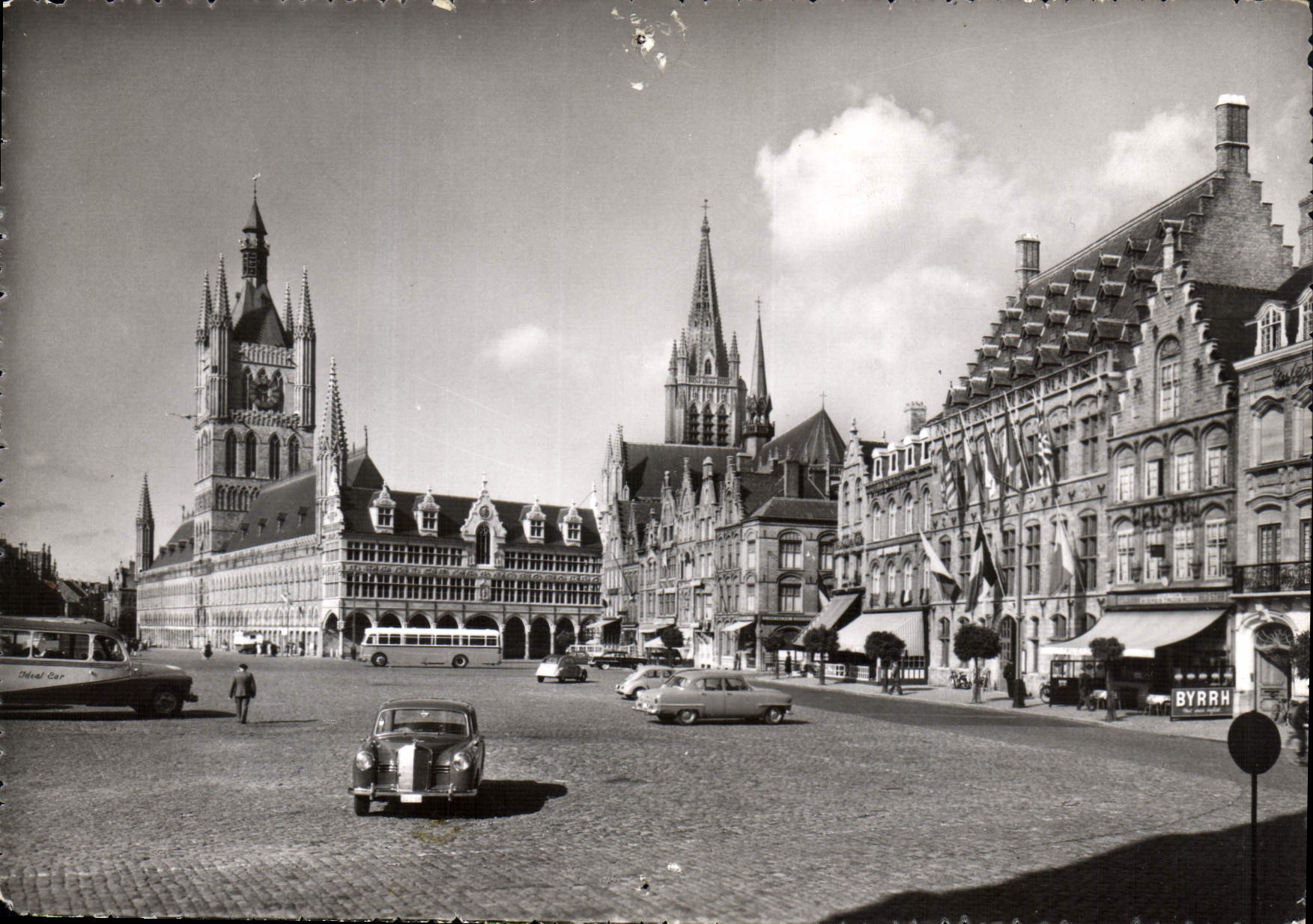 CPM Ypres les Halles Automobile