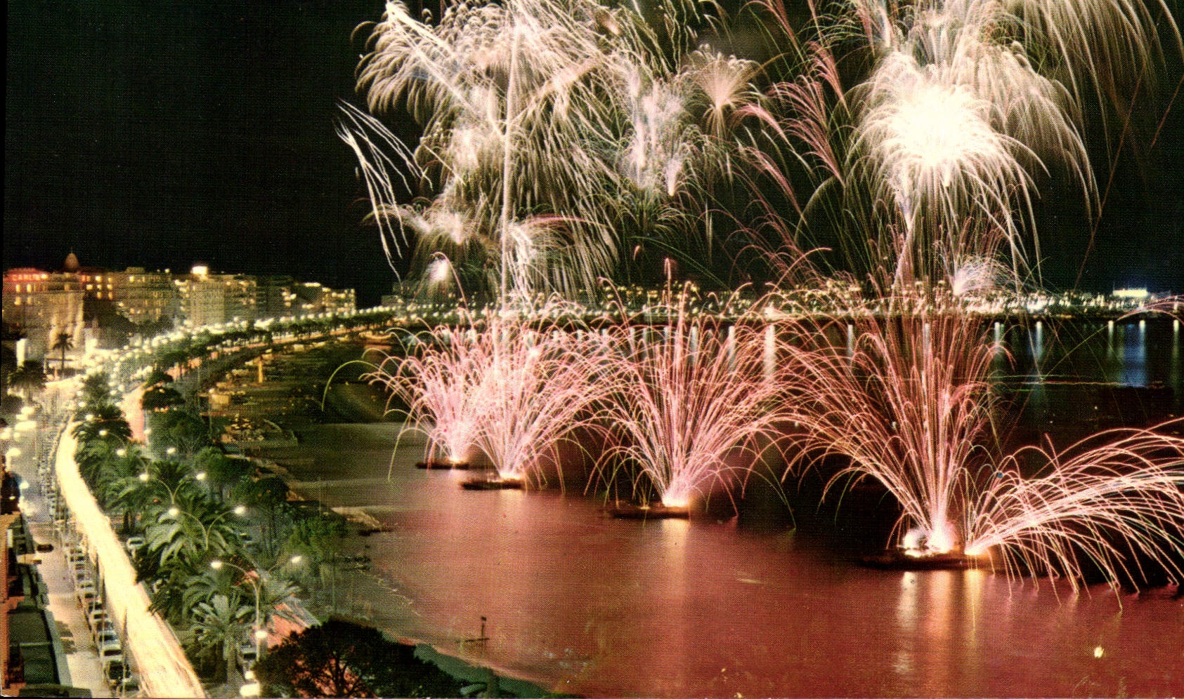 CPM La Cote d'Azur Cannes A M Festival de feux d'artifice sur la Croisette 