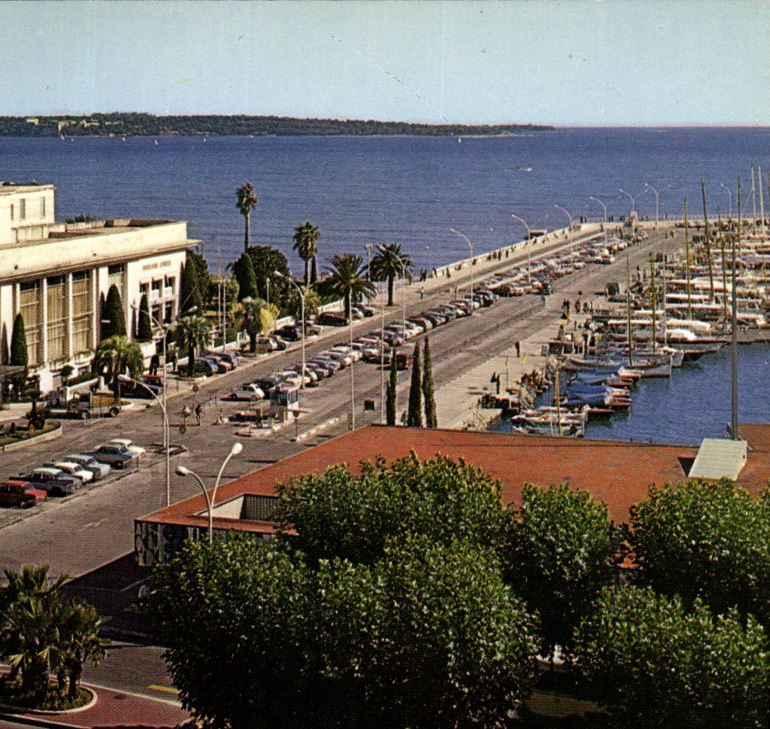 CPM Cannes le Casino Municipal et un Coin du port dans le Lointain les Iles de Lerins vue prise de l