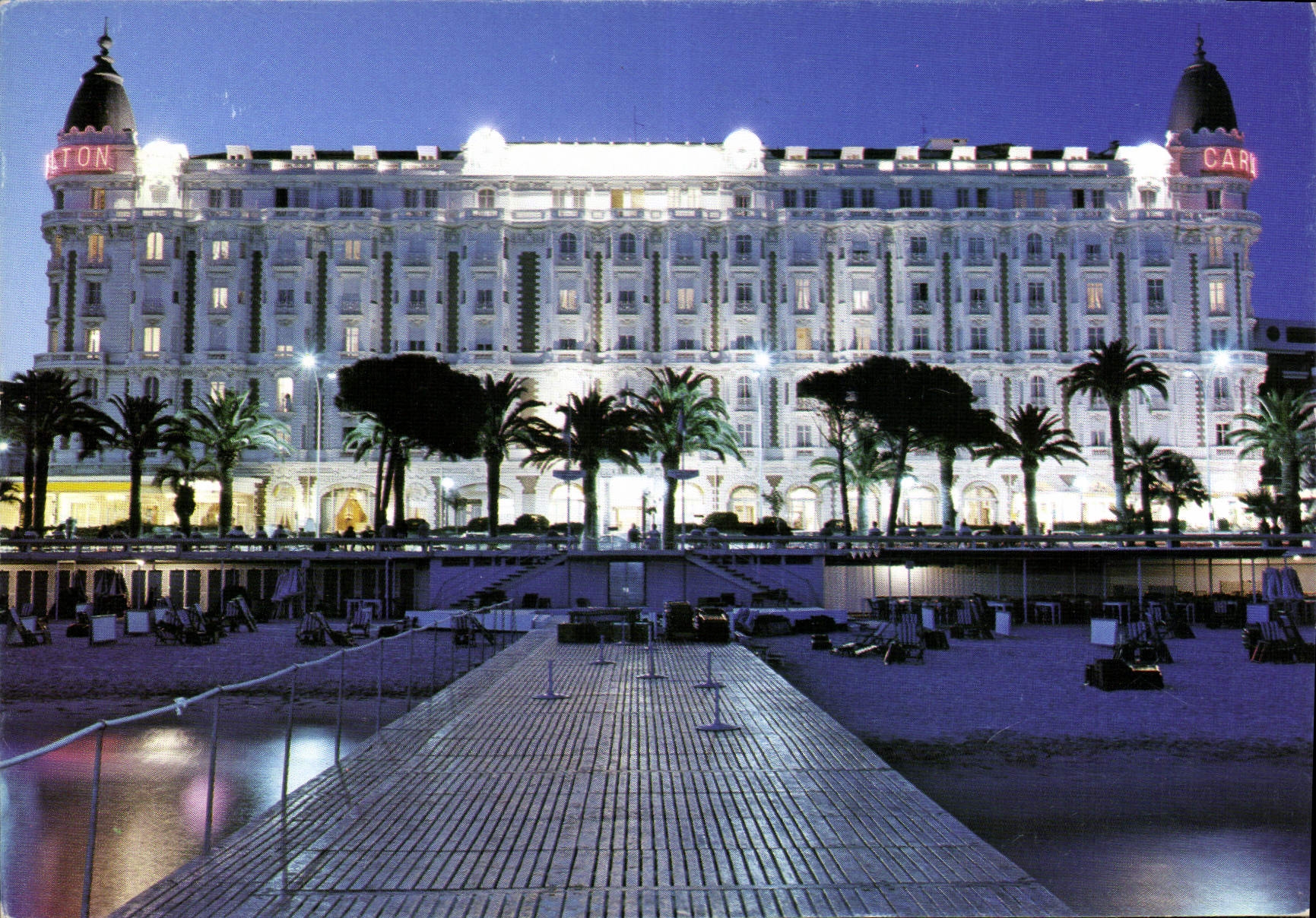 CPM Cannes Alpes Maritimes l'Hotel Carlton en debut de nuit 