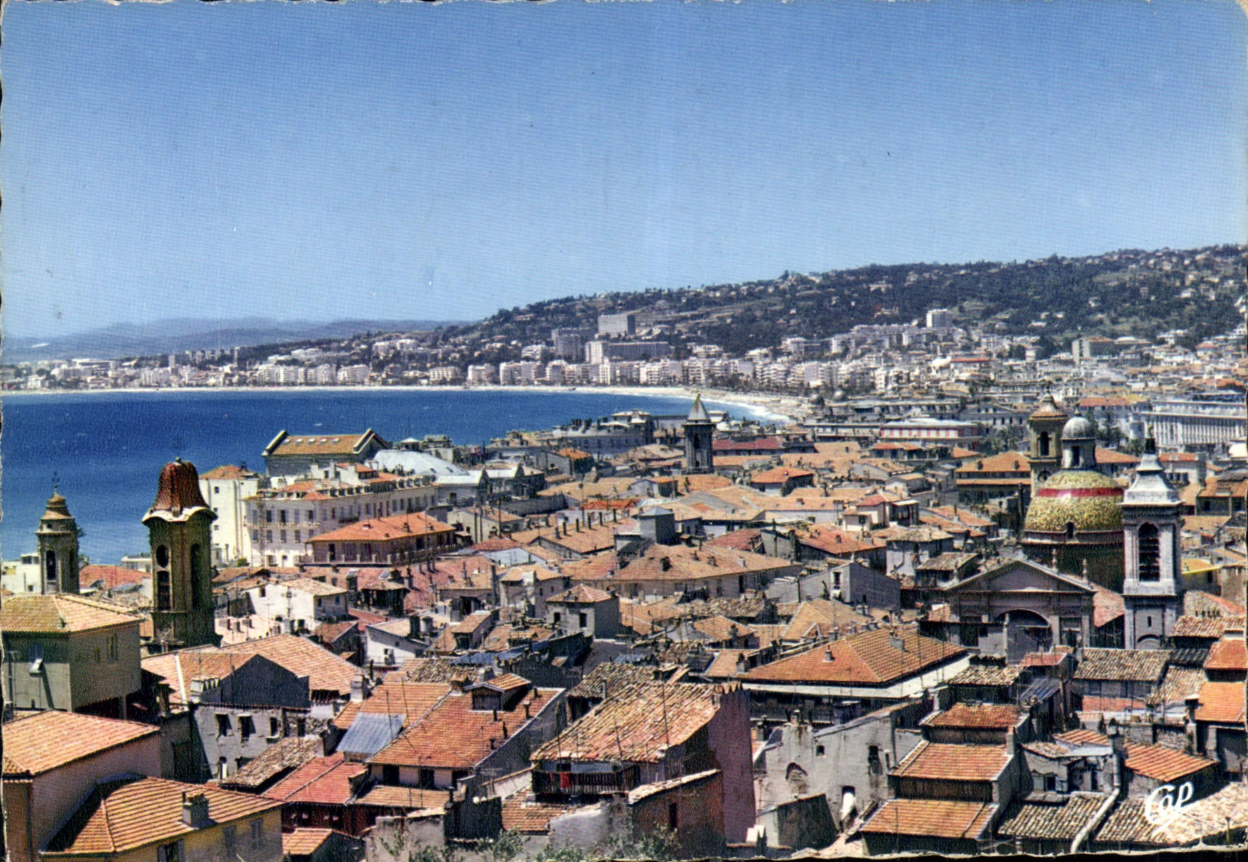 CPM Nice Capitale Mondiale du Tourisme les Toitures du Vieux Nice et la Baie des Anges 
