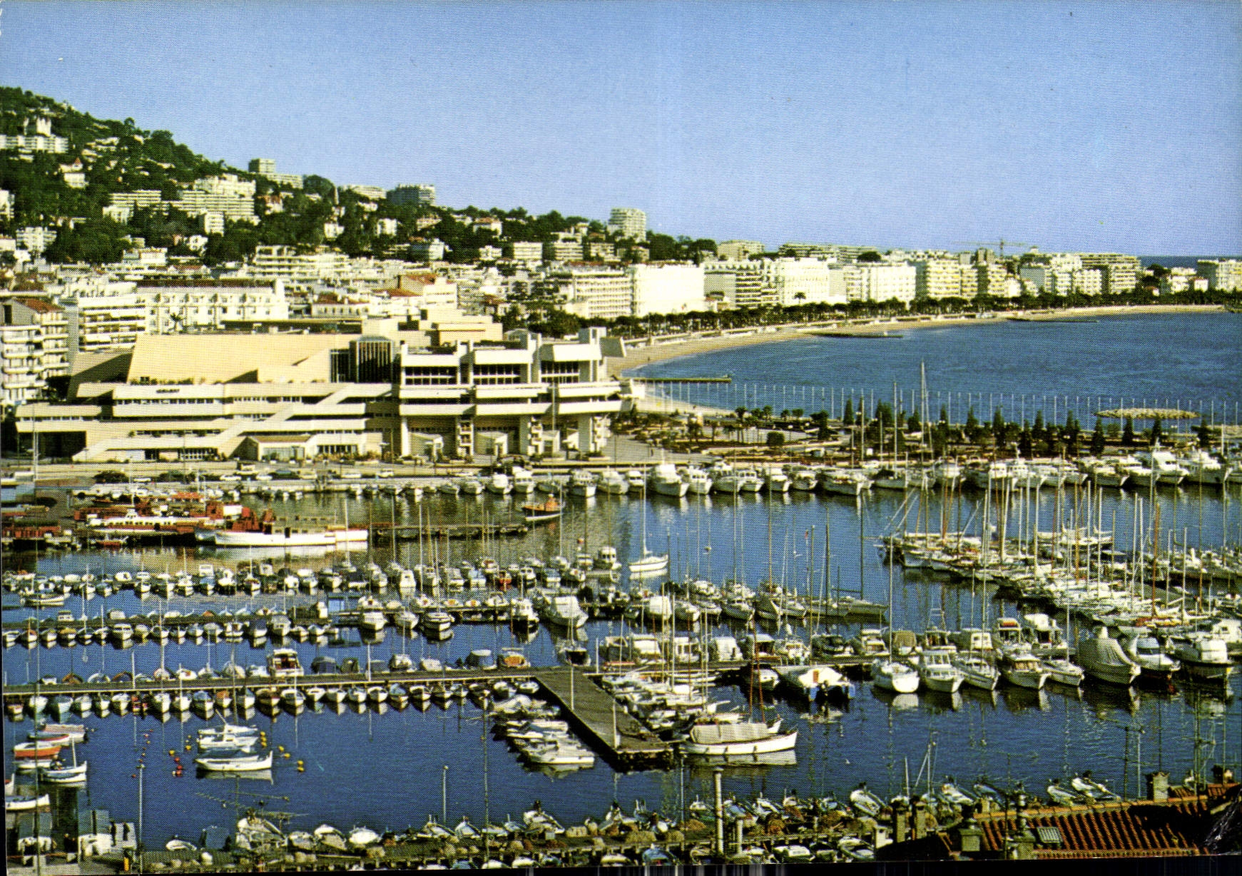CPM La Cote d'Azur Inoubliable Cannes vue generale sur le port au premier plan le Palais des festiva