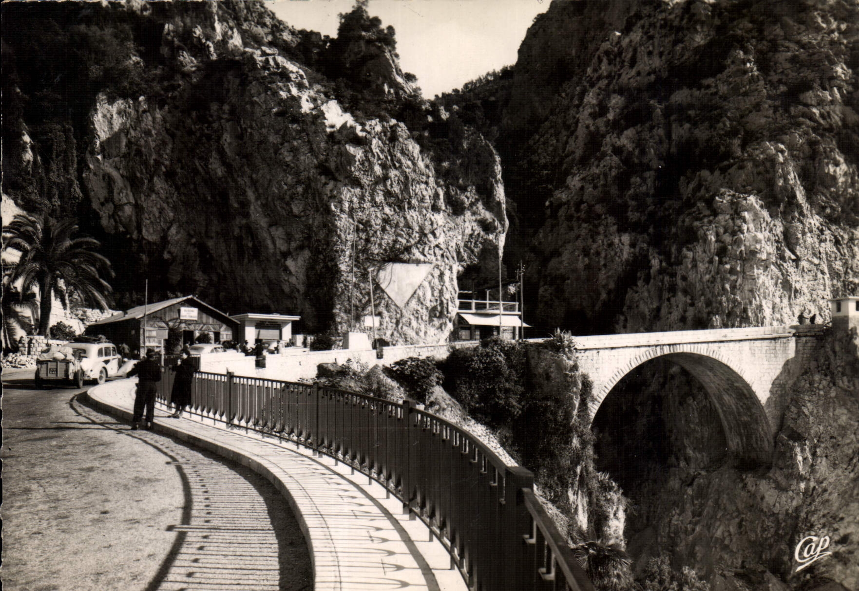 CPM Menton Frontiere Franco Italienne le Pont Saint Louis
