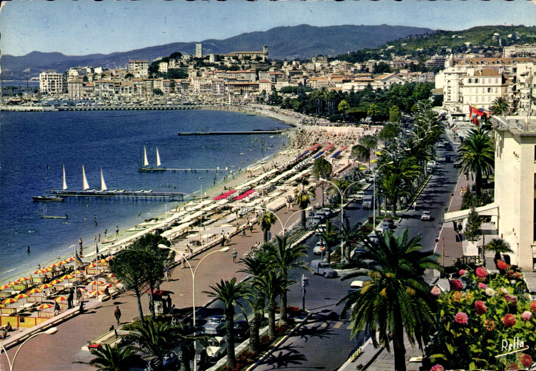 CPM La Cote d'Azur Cannes A M la Plage de la Croisette le Palais des Festivale et le Suquet vus du C