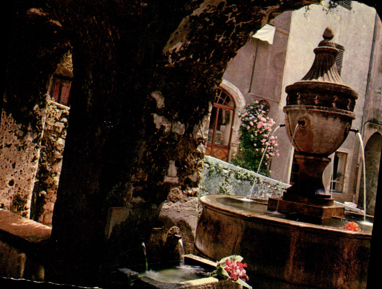 CPM Reflets de la Cote d'Azur la vieille fontaine de St Paul de Vence A M