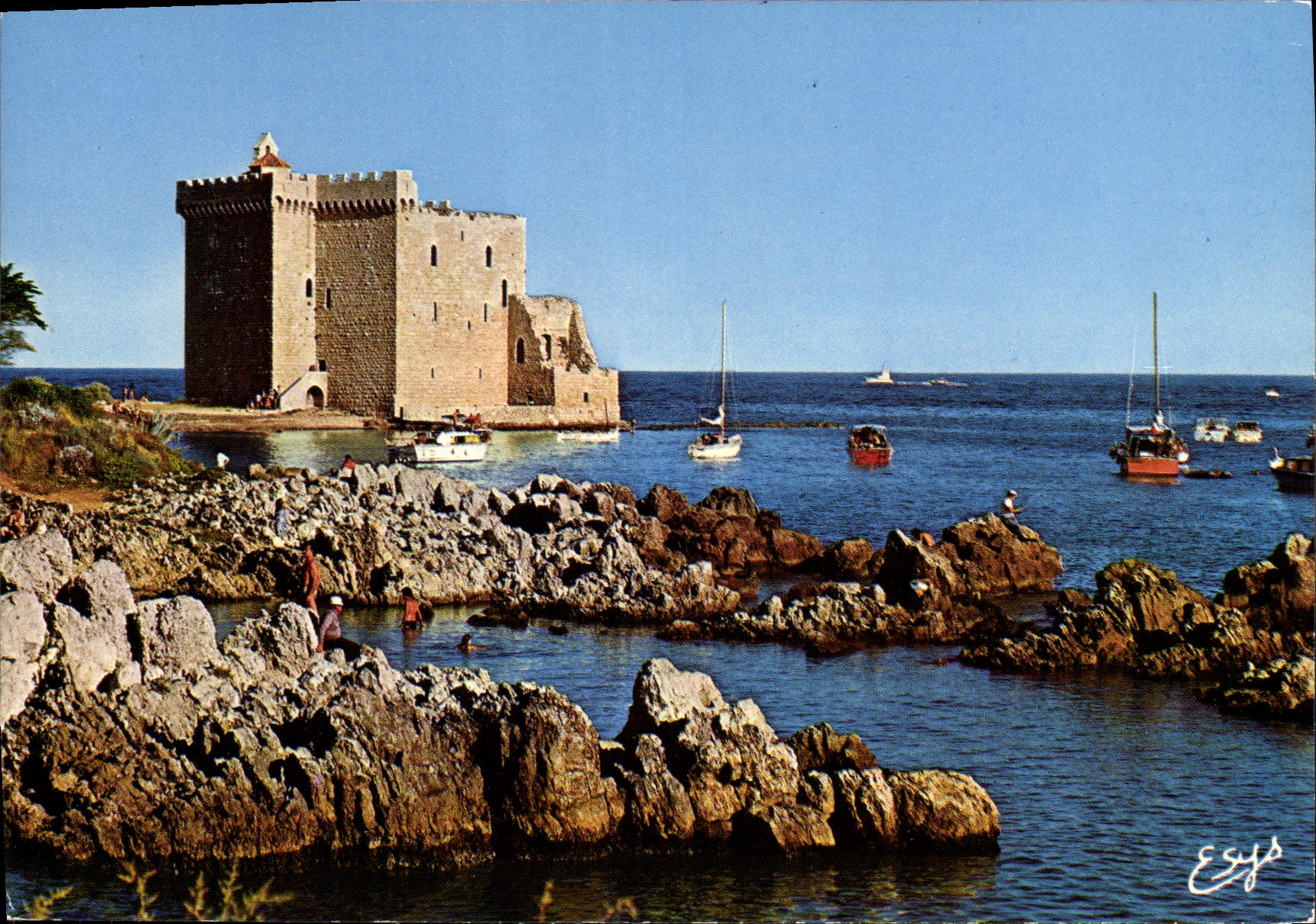 CPM La Cote d'Azur Les Iles de Lerins Ile Saint Honorat A M le Monastere fortifie edifie en 1088 rem
