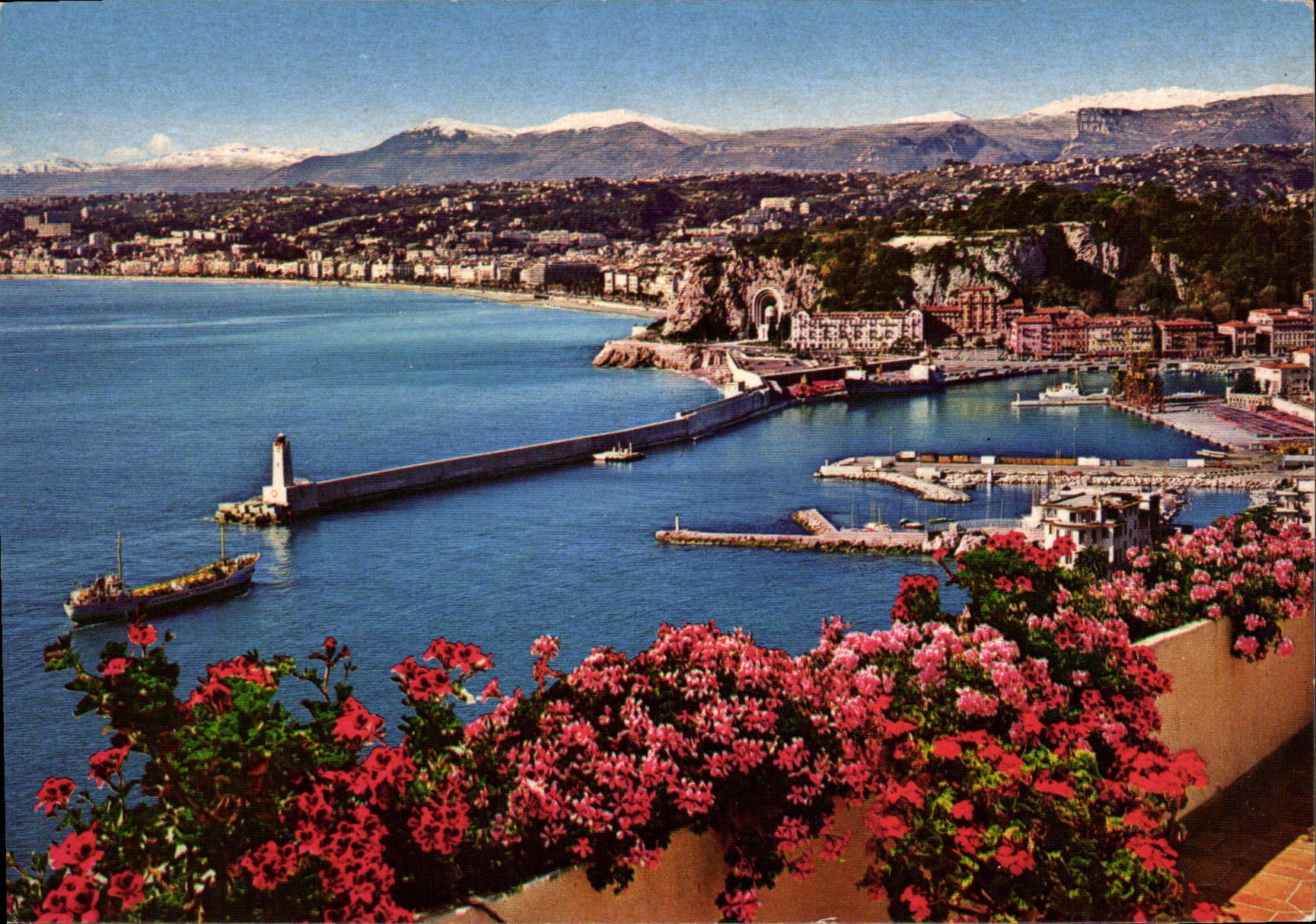 CPM Cote d'Azur French Riviera Nice Alpes Maritimes le vieux port et la Baie des Anges 