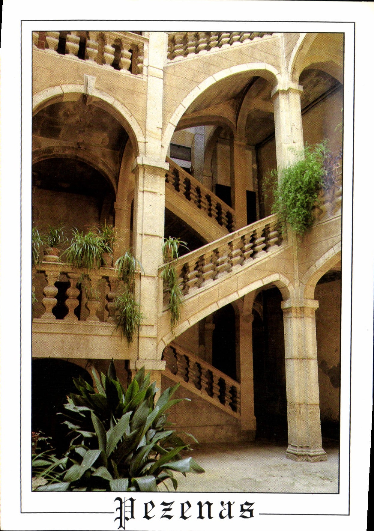 CPM Pezenas Herault Ville d'Art Hotel de Grasset Escalier XVII siecle