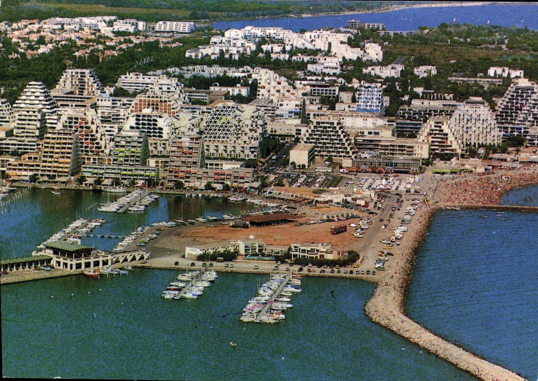 CPM Le Littoral Languedocien La Grance Motte vue aerienne Dans le fond le Ponant