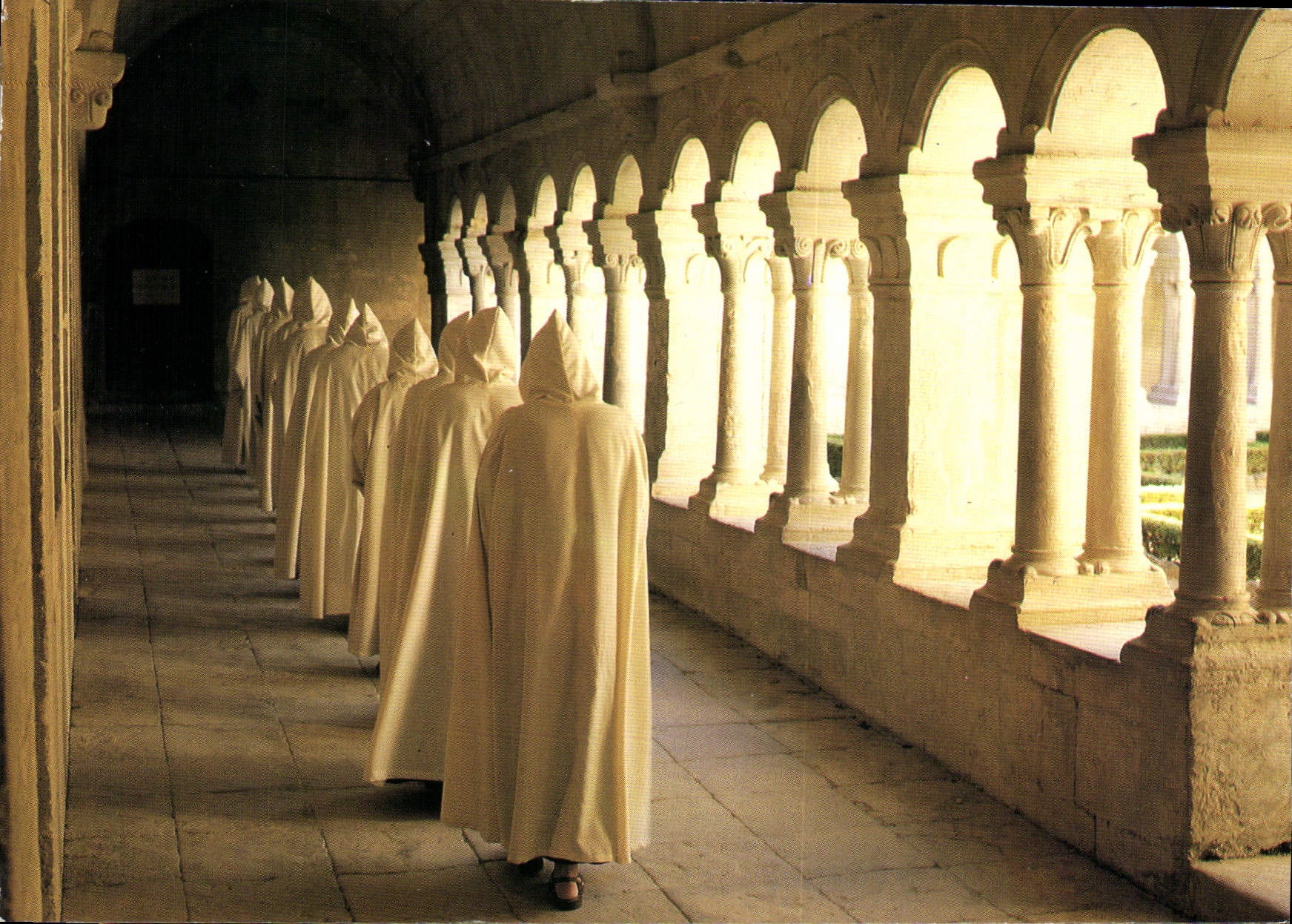 CPM Les haut lieux de Provence l'Abbaye de Senanque Procession dans le cloitre 