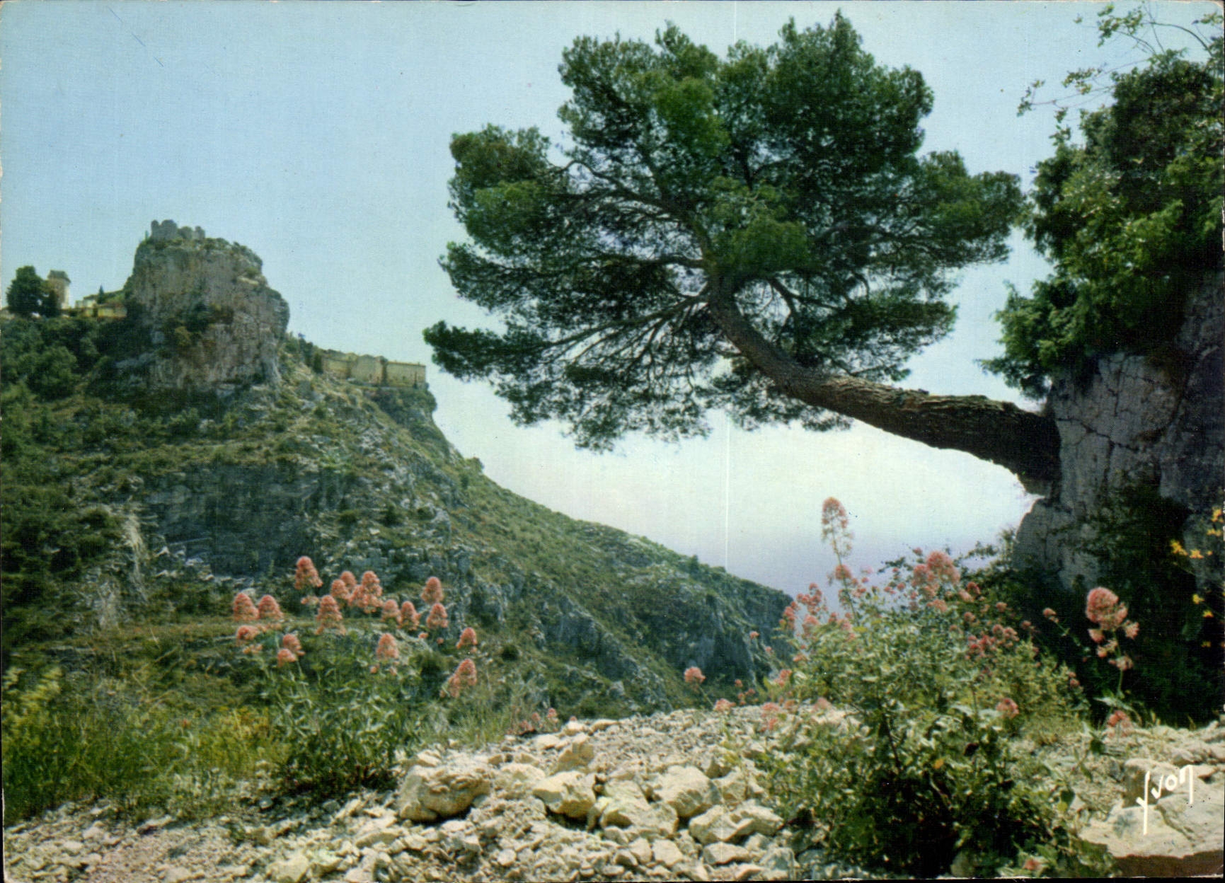 CPM Couleurs et lumiere de France La Cote d'Azur miracle de la nature Eze Alpes Maritimes le village