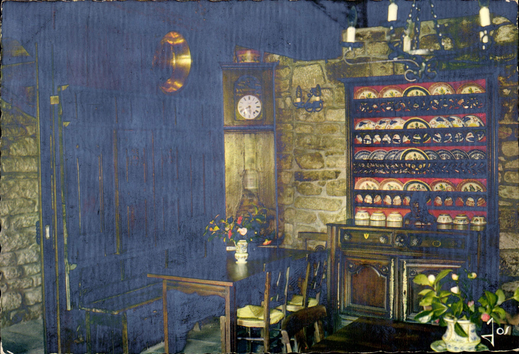 CPM la Bretagne en couleurs interieur d'une des maisons Renaissance sur la place de Locronan