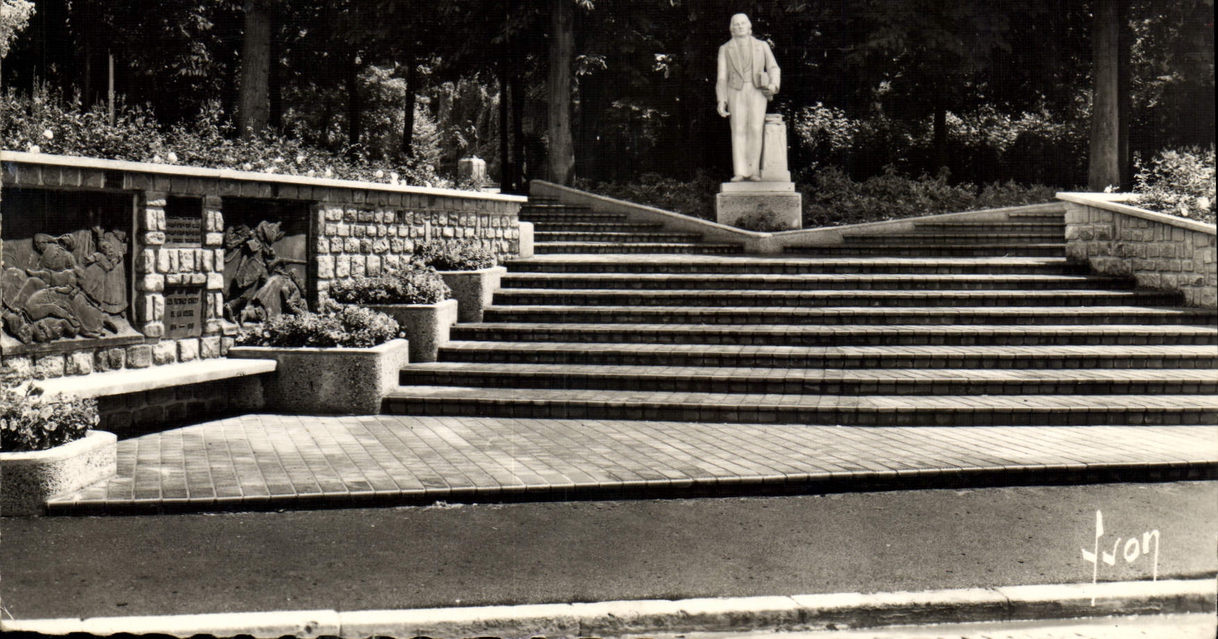 CPM Cambrai Nord Statue A de Vigny 