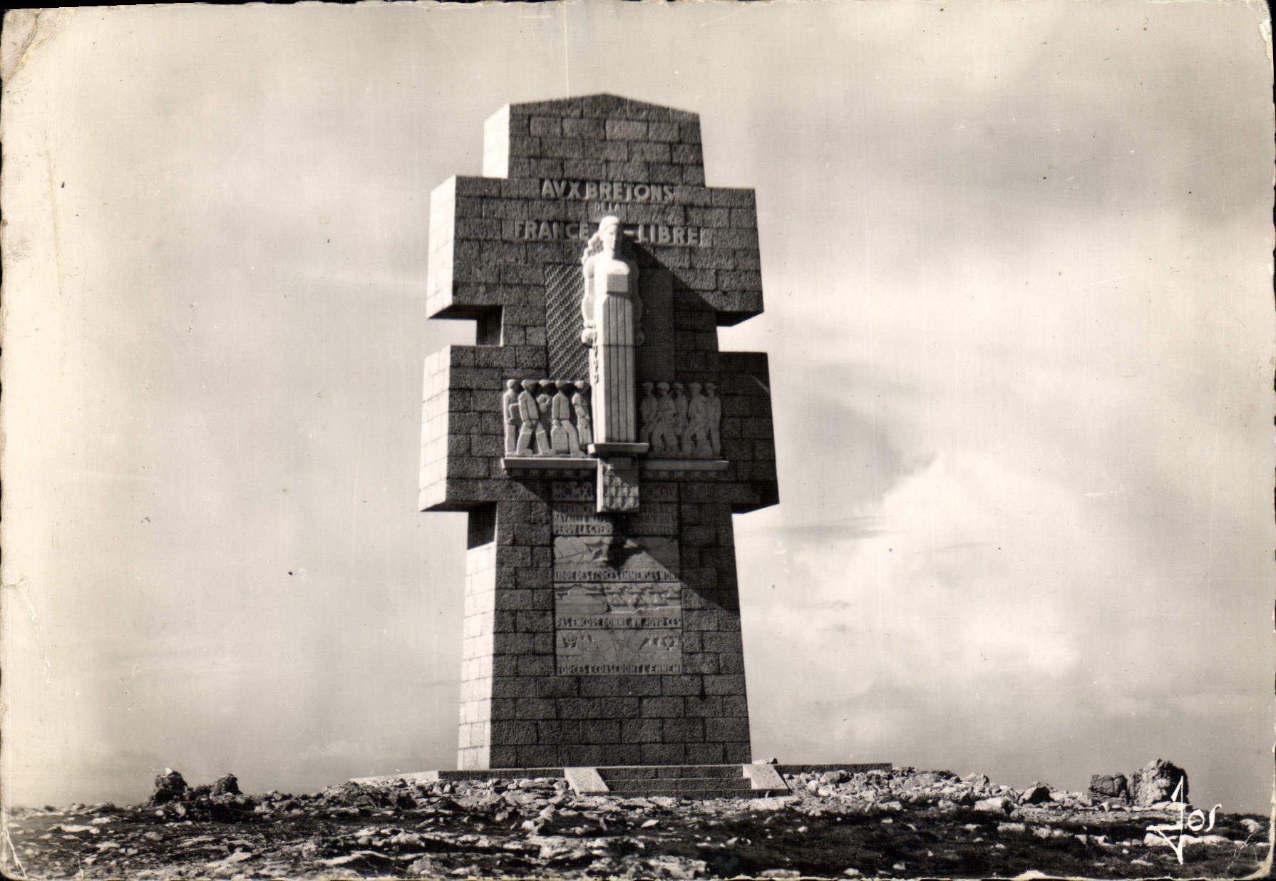 CPM Camaret Finistere Pointe de Penhir le Monument Aux Bretons de la France Libre