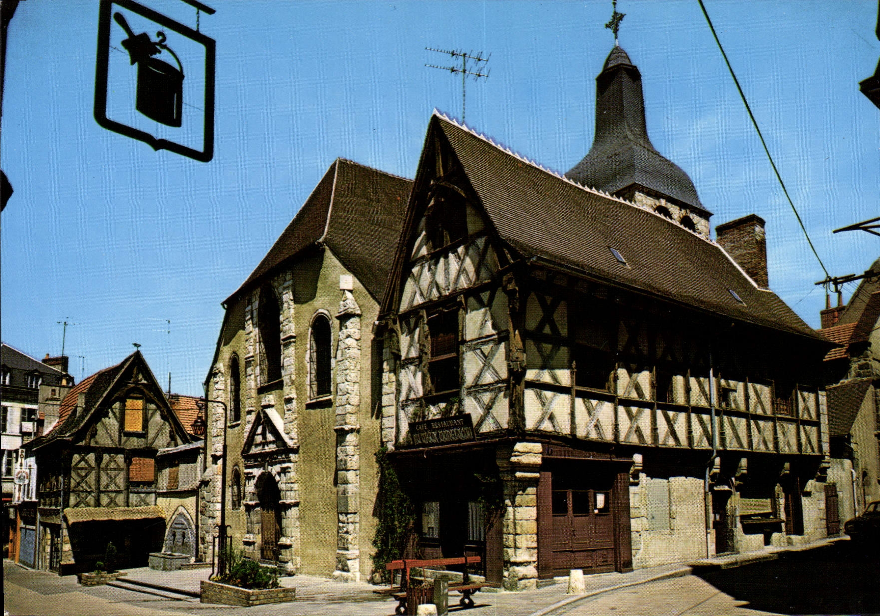CPM Montlucon Allier les vieilles maisons autour de l'Eglise Saint Pierre