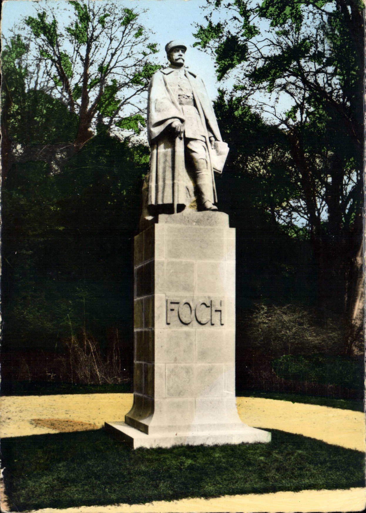 CPM Foret de Compiegne Clairiere de l'Armistice Statue du MArechal Foch 