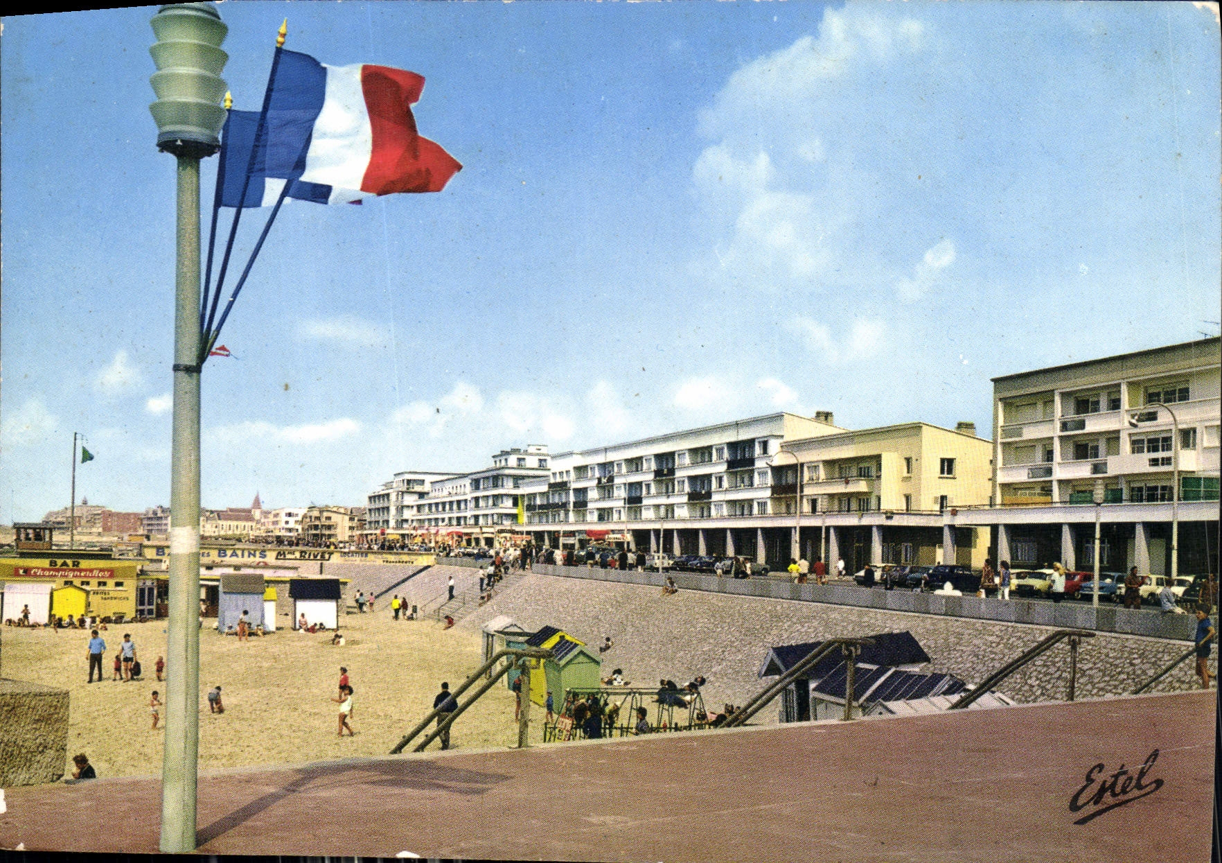 CPM Berck Plage Pas de Calais vue sur la plage et la digue promenade