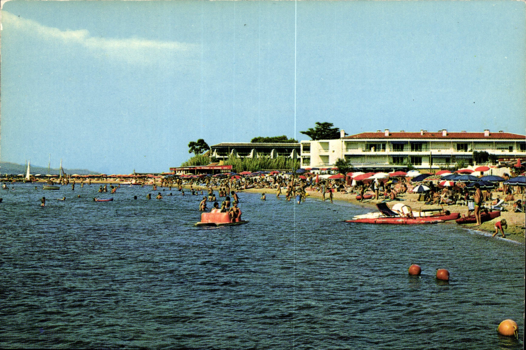CPM La Cote d'Azur Saint Tropez Place de la Bouillabaisse