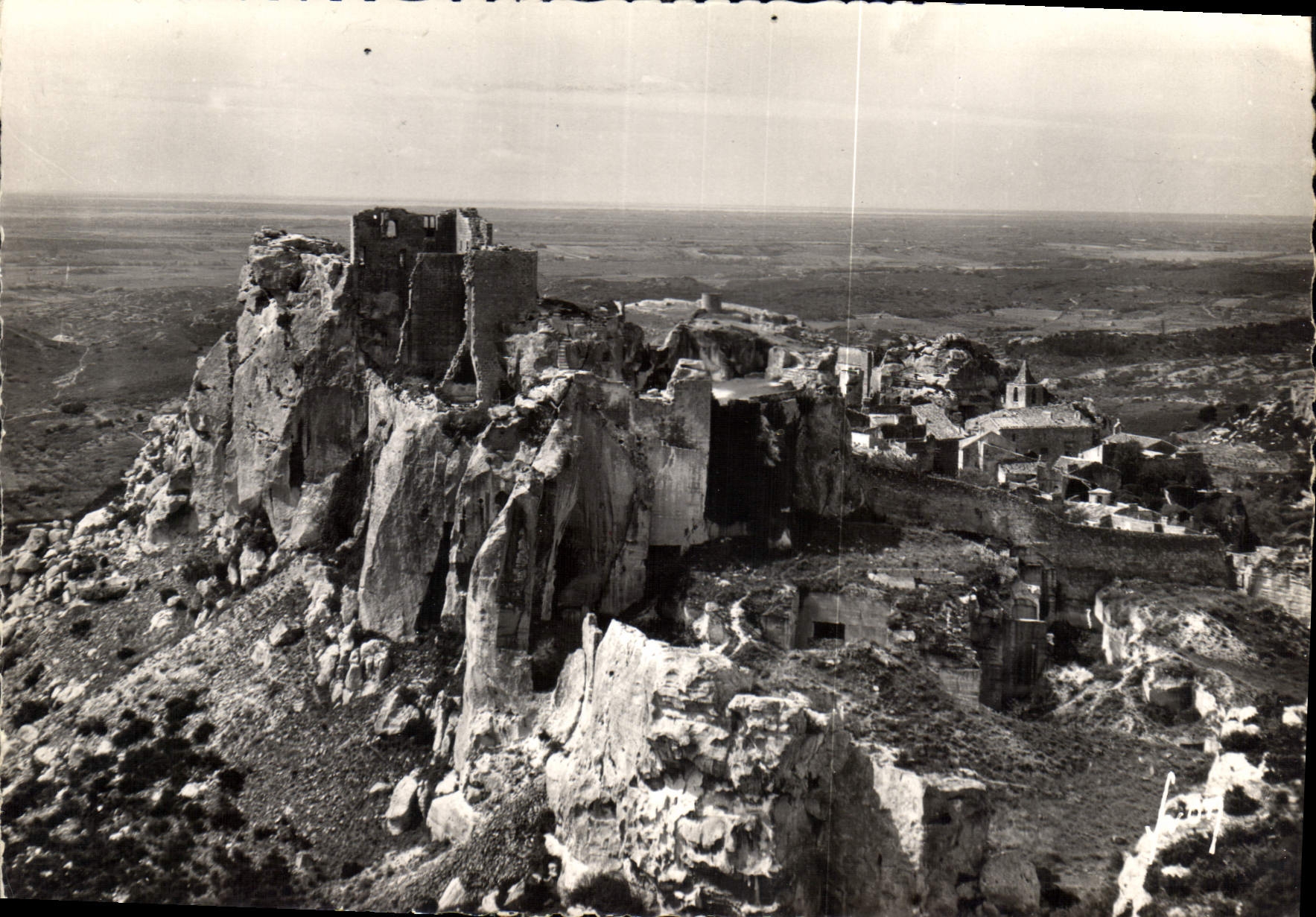 CPM Les Baux B du R vue generale des ruines du chateau feodal et du village