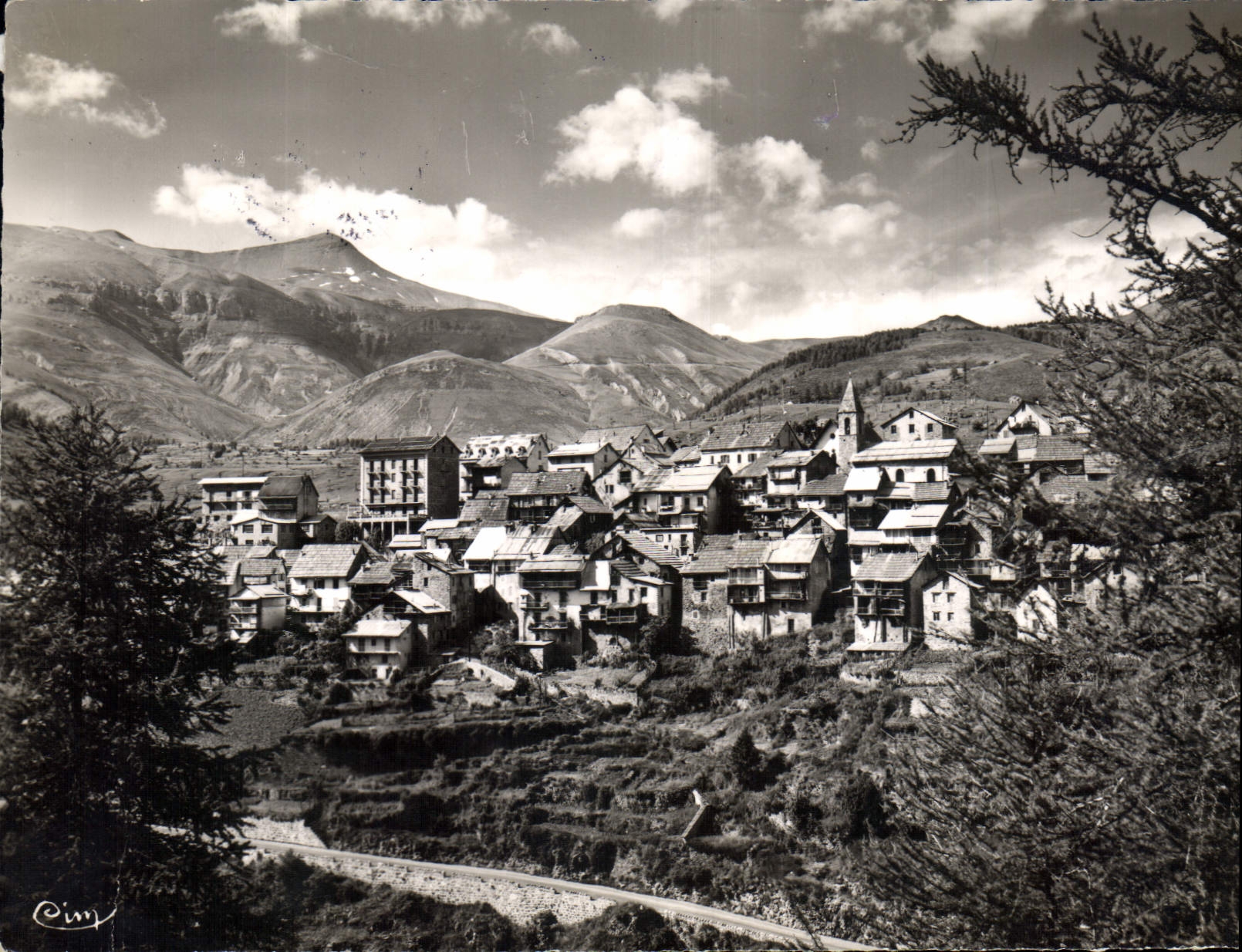 CPM Nos Alpes Pittoresques Beuil A M Station estivale vue generale au fond le Chaine des Alpes 