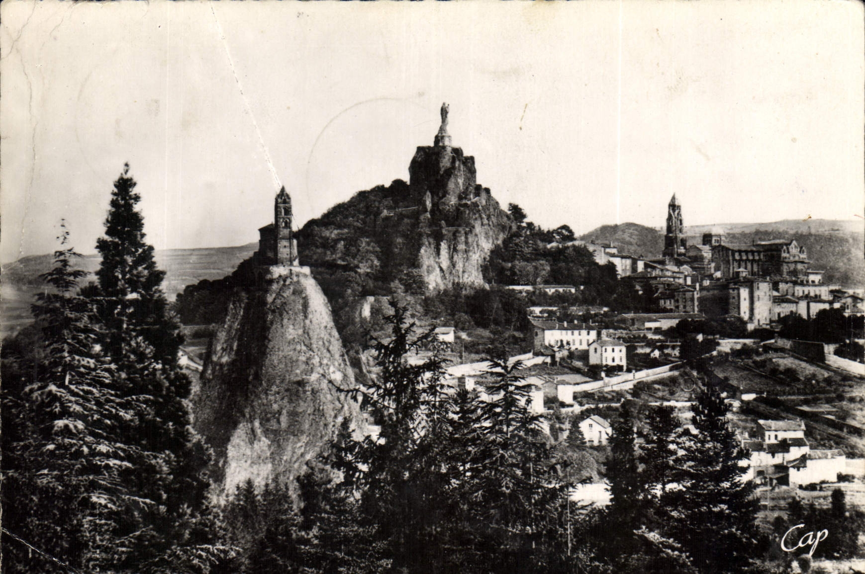 CPM Le Puy Vue prise a travers les Pins