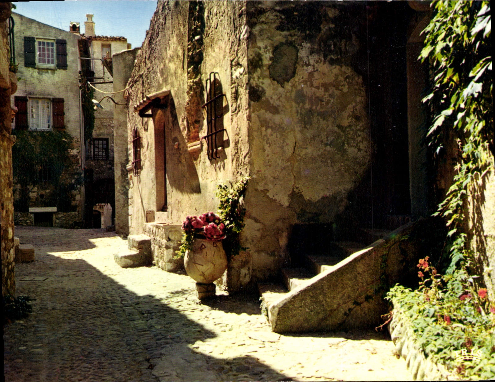 CPM Reflets de la Cote d'Azur Vieille rue dans un village provencal 
