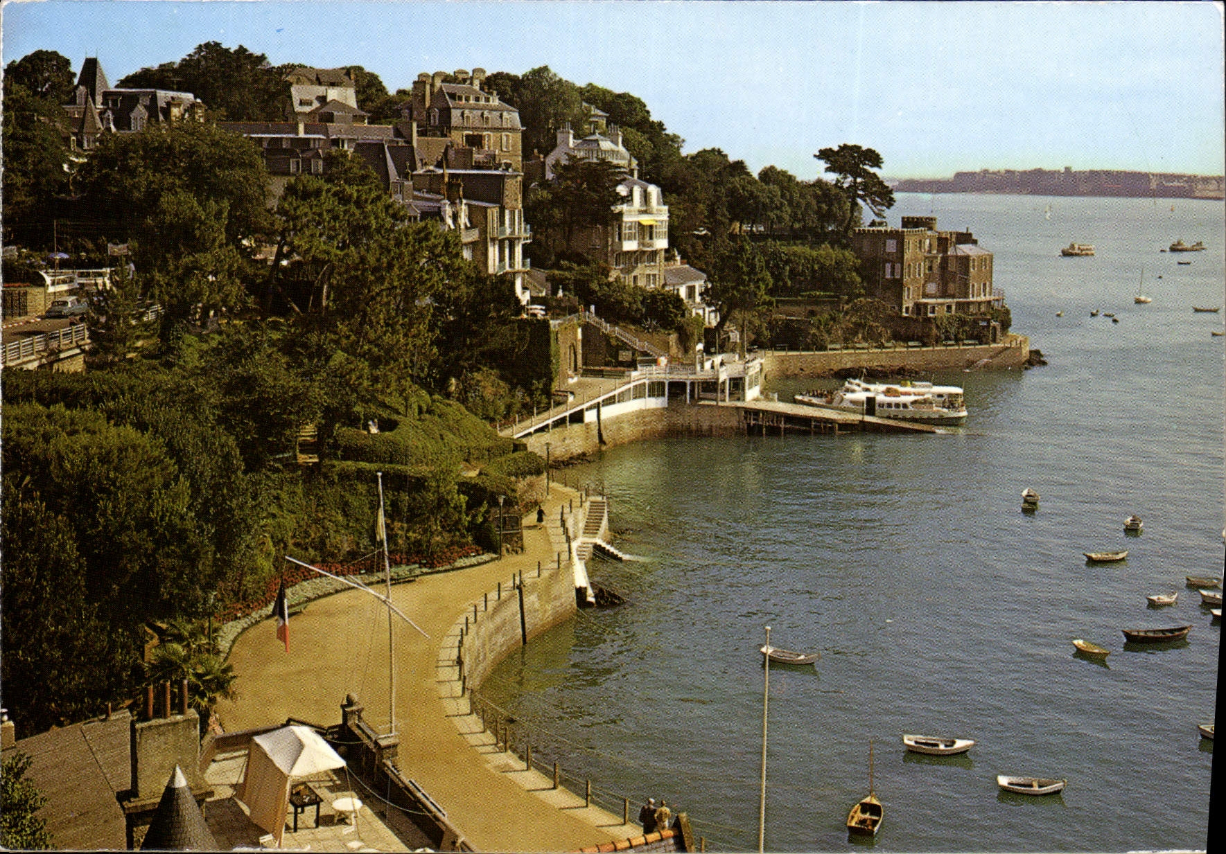 CPM Dinard Ille et Vilaine la cale des vedettes 