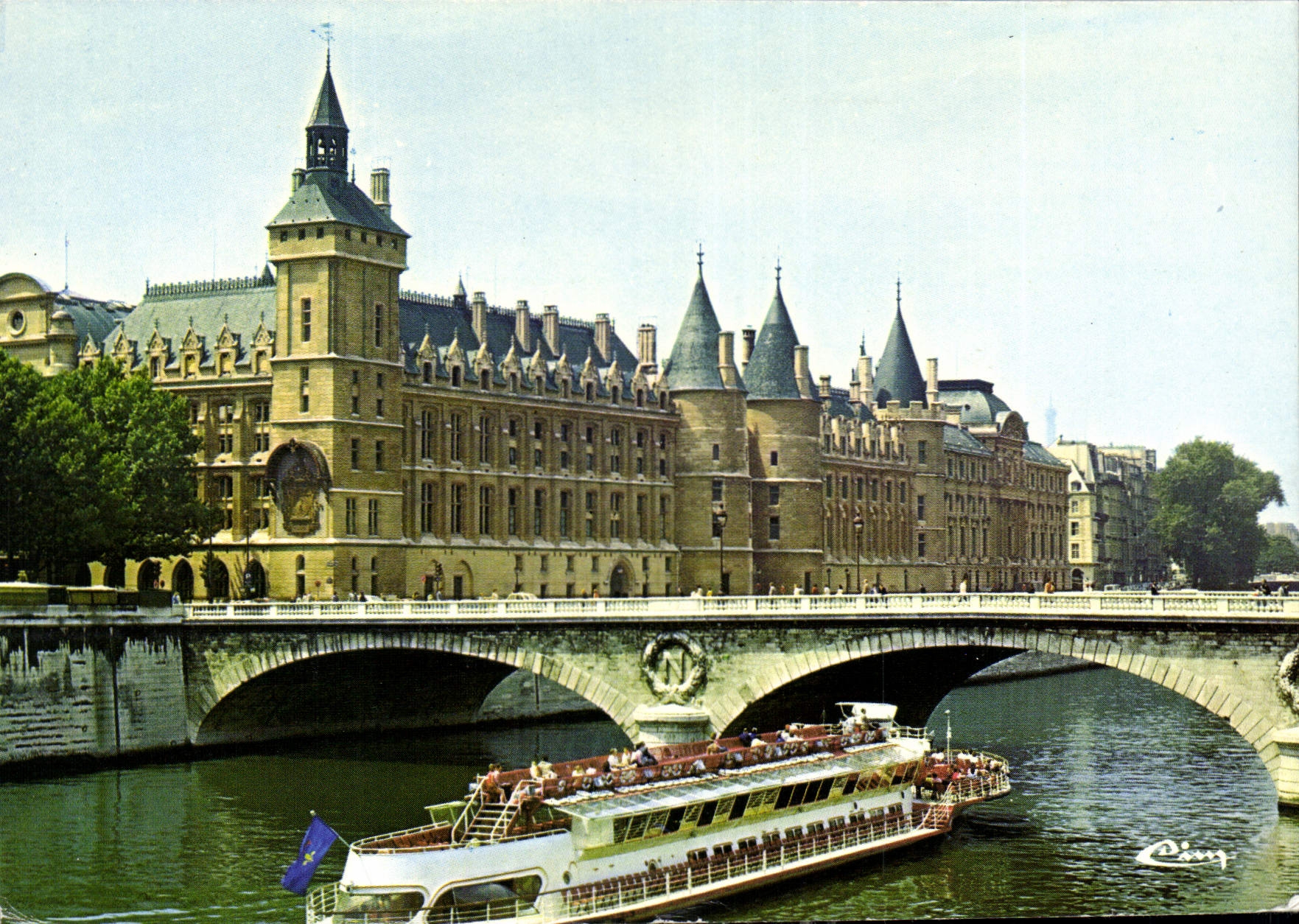 CPM Paris Palais de Justice Sainte Chapelle vus de la Seine 
