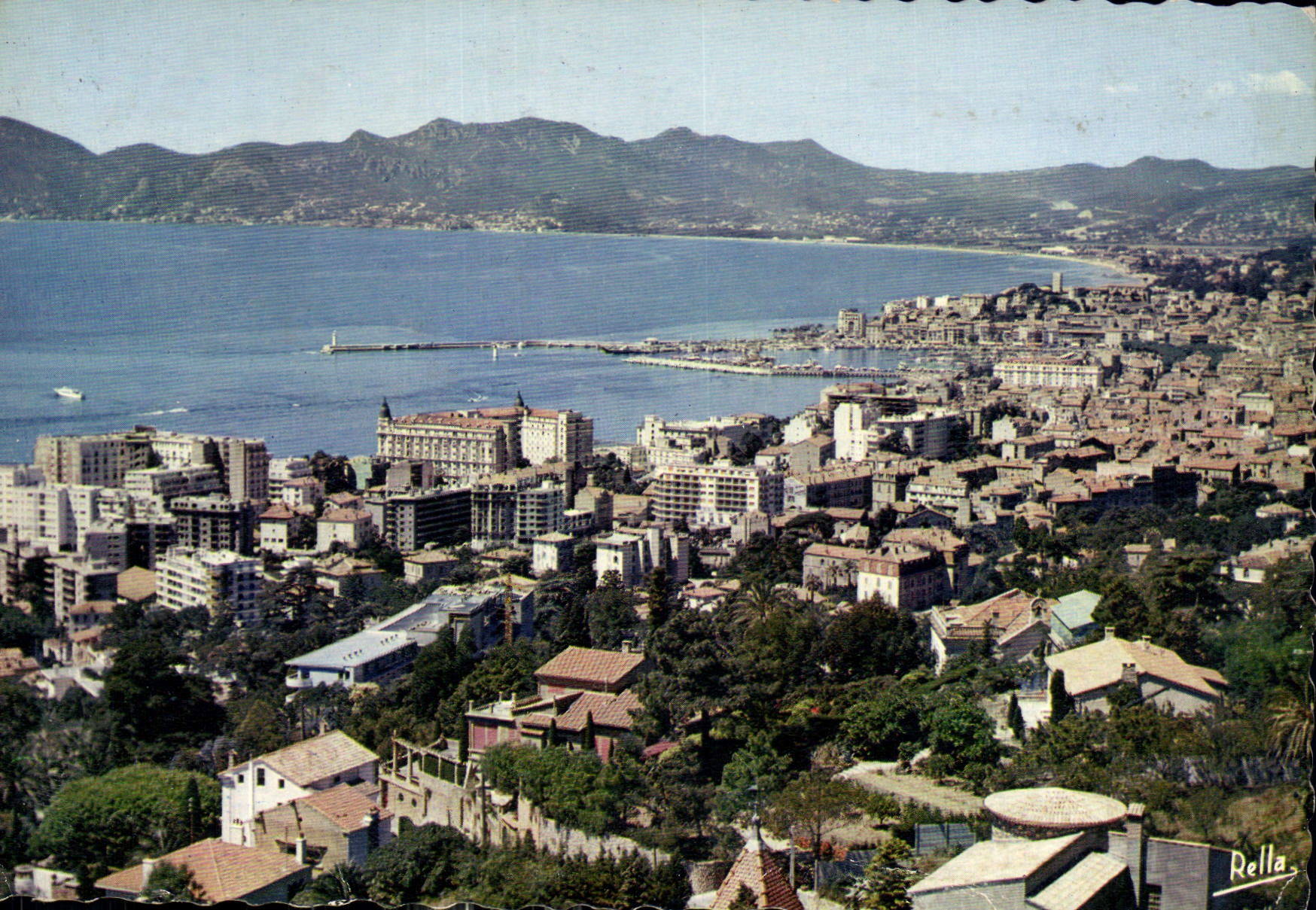 CPM La Cote d'Azur Cannes A M Vue generale prise de Super Cannes Au fond l'Esterel 