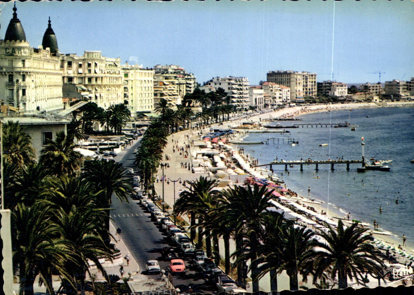 CPM La Cote d'Azur Cannes A M la plage et le boulevard de la Croisette Au premier plan le Carlton le